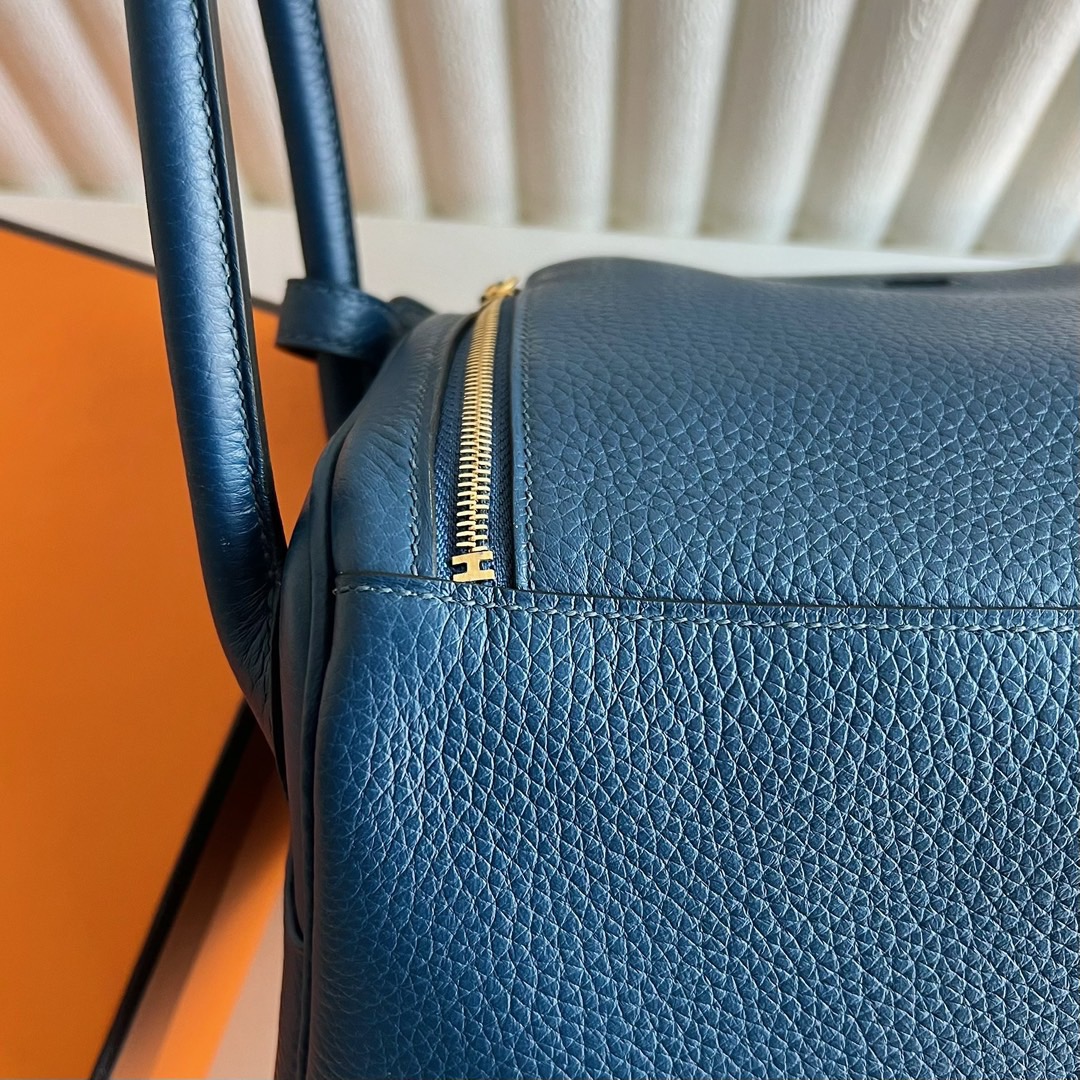 愛馬仕包包泰國旗艦店Hermes Lindy 26 Clemence S4 Deep Blue深邃藍金色五金-Qatar Kuwait Hermes Birkin Kelly Lindy bag 愛馬仕包包泰國旗艦店Hermes Lindy 26 Clemence S4 Deep Blue深邃藍金色五金