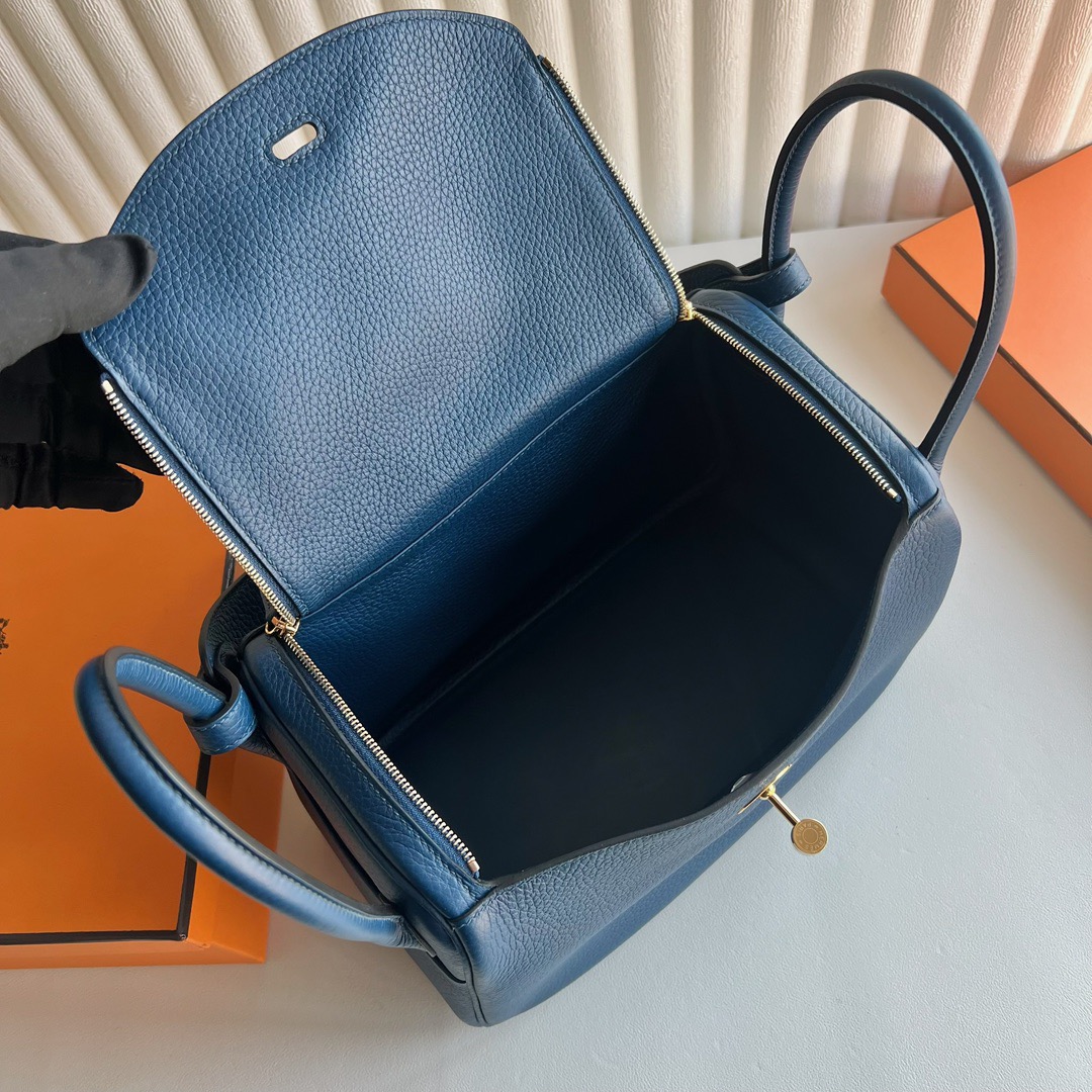 愛馬仕包包泰國旗艦店Hermes Lindy 26 Clemence S4 Deep Blue深邃藍金色五金-Qatar Kuwait Hermes Birkin Kelly Lindy bag 愛馬仕包包泰國旗艦店Hermes Lindy 26 Clemence S4 Deep Blue深邃藍金色五金
