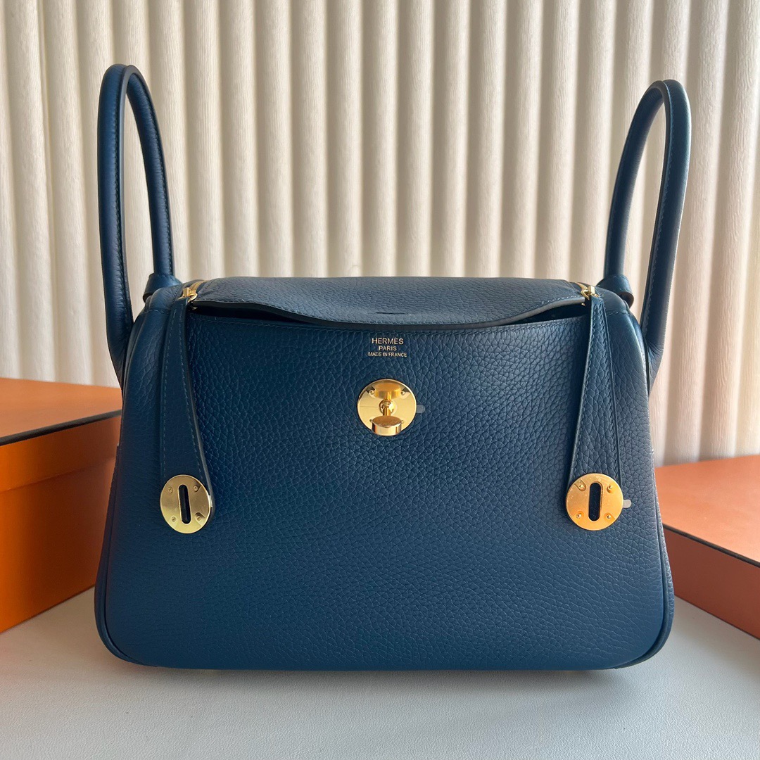 愛馬仕包包泰國旗艦店Hermes Lindy 26 Clemence S4 Deep Blue深邃藍金色五金-Qatar Kuwait Hermes Birkin Kelly Lindy bag 愛馬仕包包泰國旗艦店Hermes Lindy 26 Clemence S4 Deep Blue深邃藍金色五金