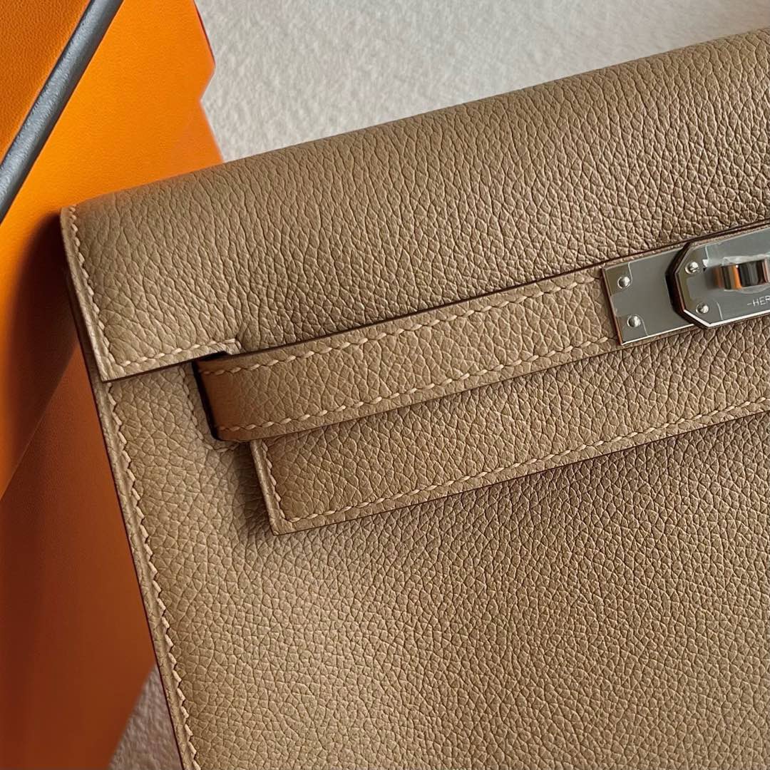 愛馬仕跳舞包正價多少錢 Hermes Kelly danse Evercolor 0M Chai 奶茶色銀色五金