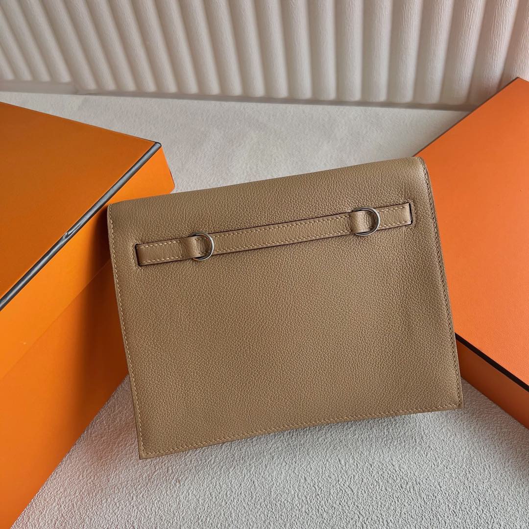 愛馬仕跳舞包正價多少錢 Hermes Kelly danse Evercolor 0M Chai 奶茶色銀色五金