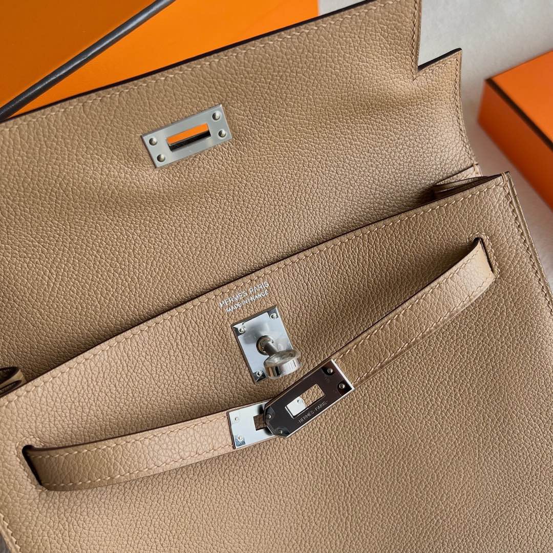 愛馬仕跳舞包正價多少錢 Hermes Kelly danse Evercolor 0M Chai 奶茶色銀色五金