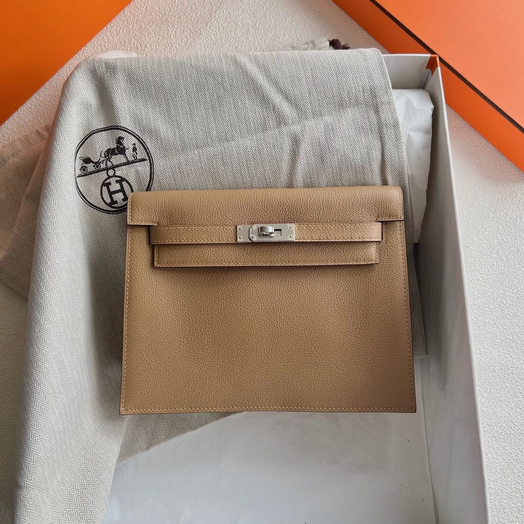 愛馬仕跳舞包正價多少錢 Hermes Kelly danse Evercolor 0M Chai 奶茶色銀色五金