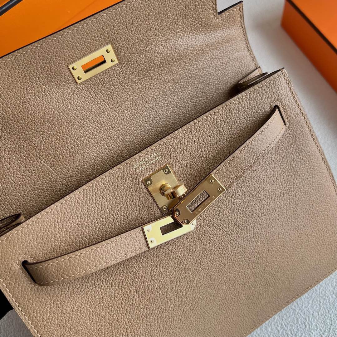 愛馬仕跳舞包香港多少錢 Hermes Kelly danse Evercolor 0M Chai 奶茶色 金色五金