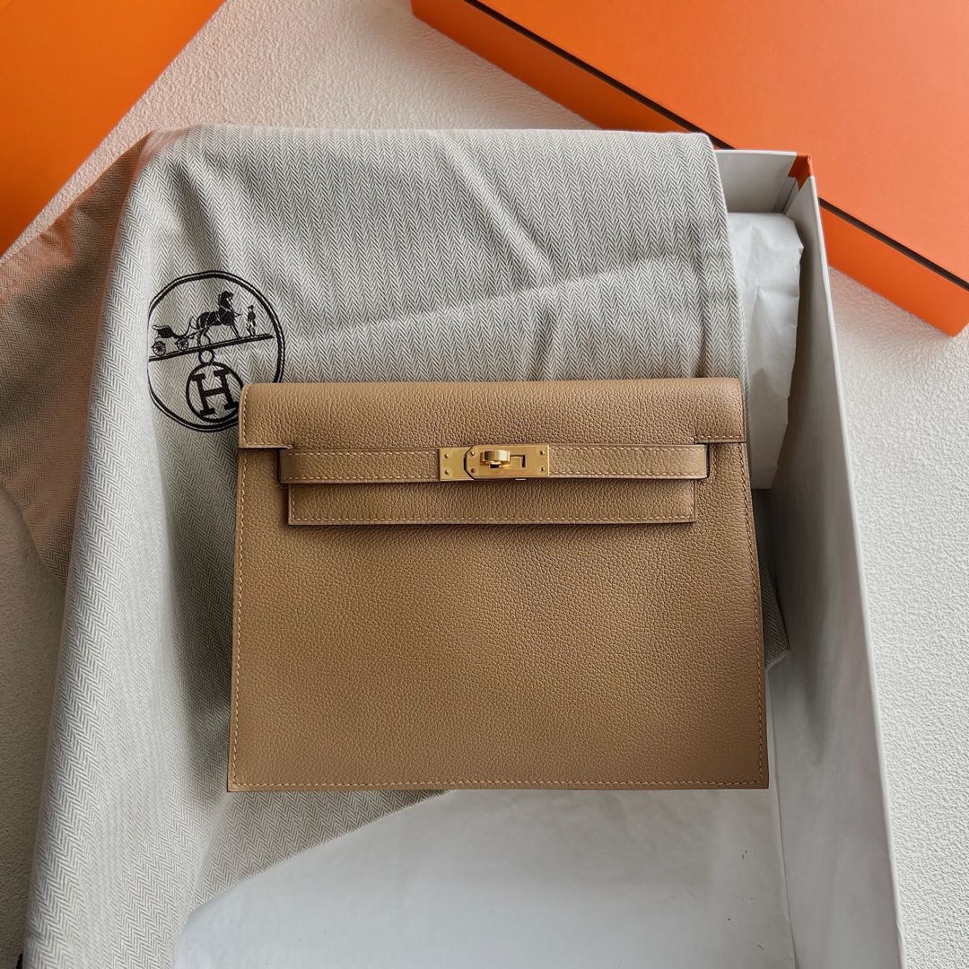 愛馬仕跳舞包香港多少錢 Hermes Kelly danse Evercolor 0M Chai 奶茶色 金色五金