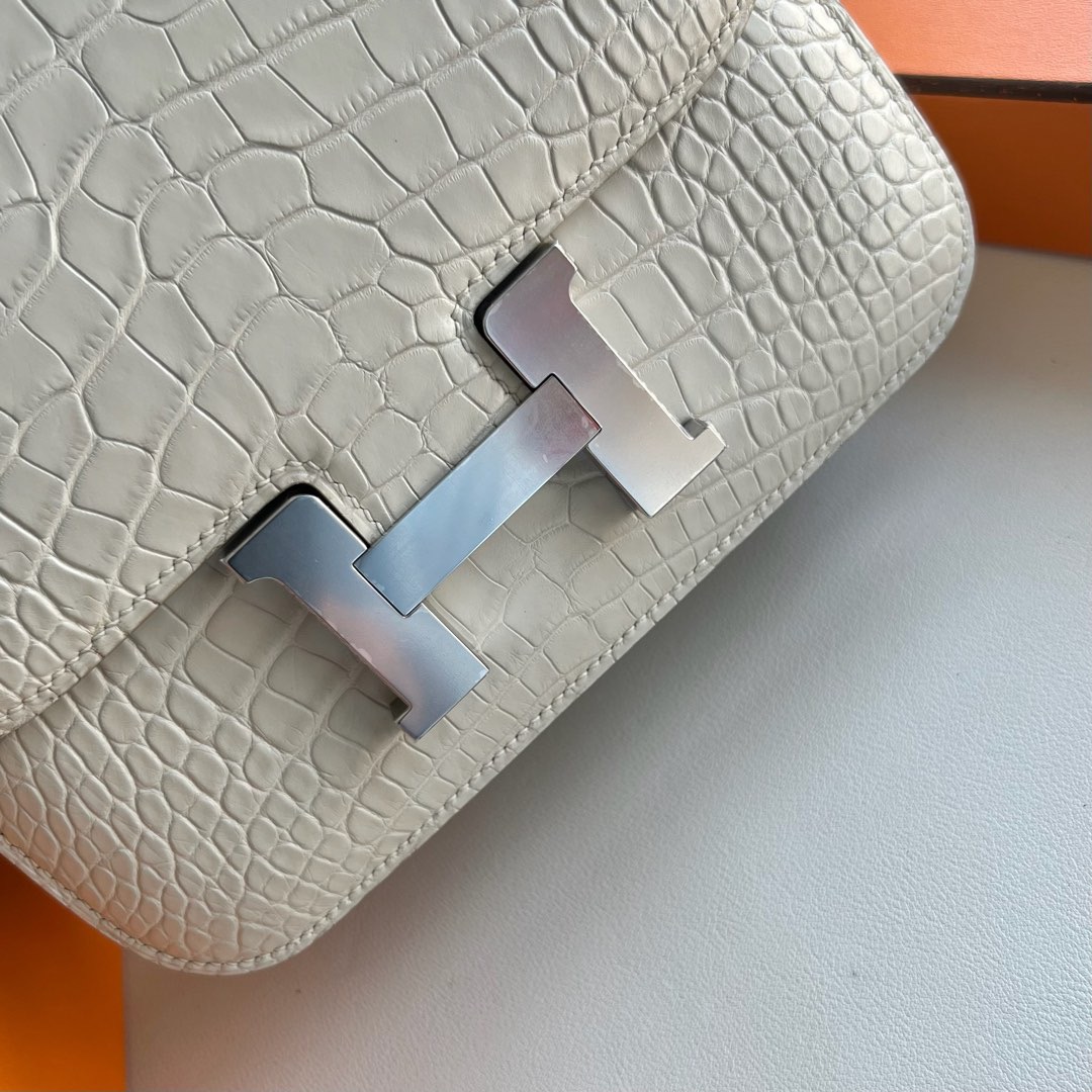愛馬仕包包專櫃價格 Hermes Constance 18 Beton冰川白霧面“口“方塊美洲鱷魚銀色五金
