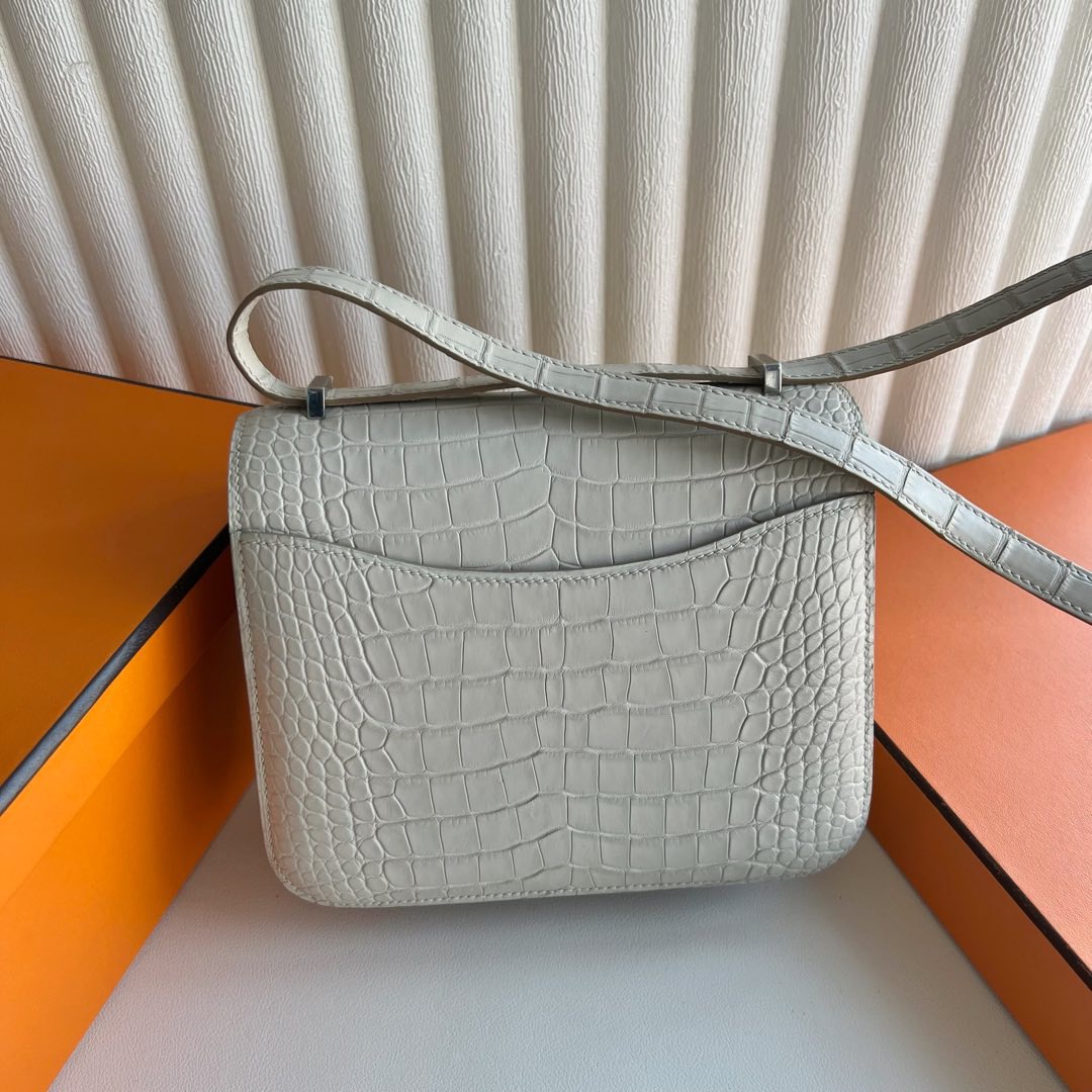 愛馬仕包包專櫃價格 Hermes Constance 18 Beton冰川白霧面“口“方塊美洲鱷魚銀色五金