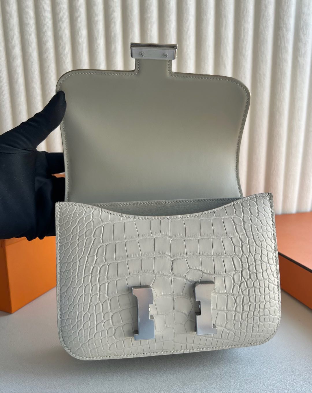 愛馬仕包包專櫃價格 Hermes Constance 18 Beton冰川白霧面“口“方塊美洲鱷魚銀色五金