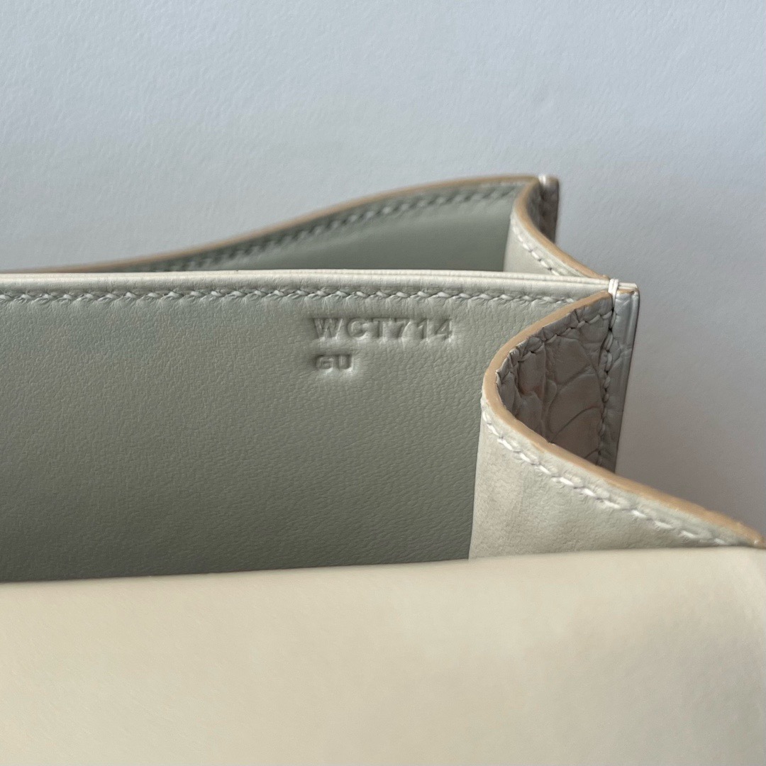 愛馬仕包包專櫃價格 Hermes Constance 18 Beton冰川白霧面“口“方塊美洲鱷魚銀色五金