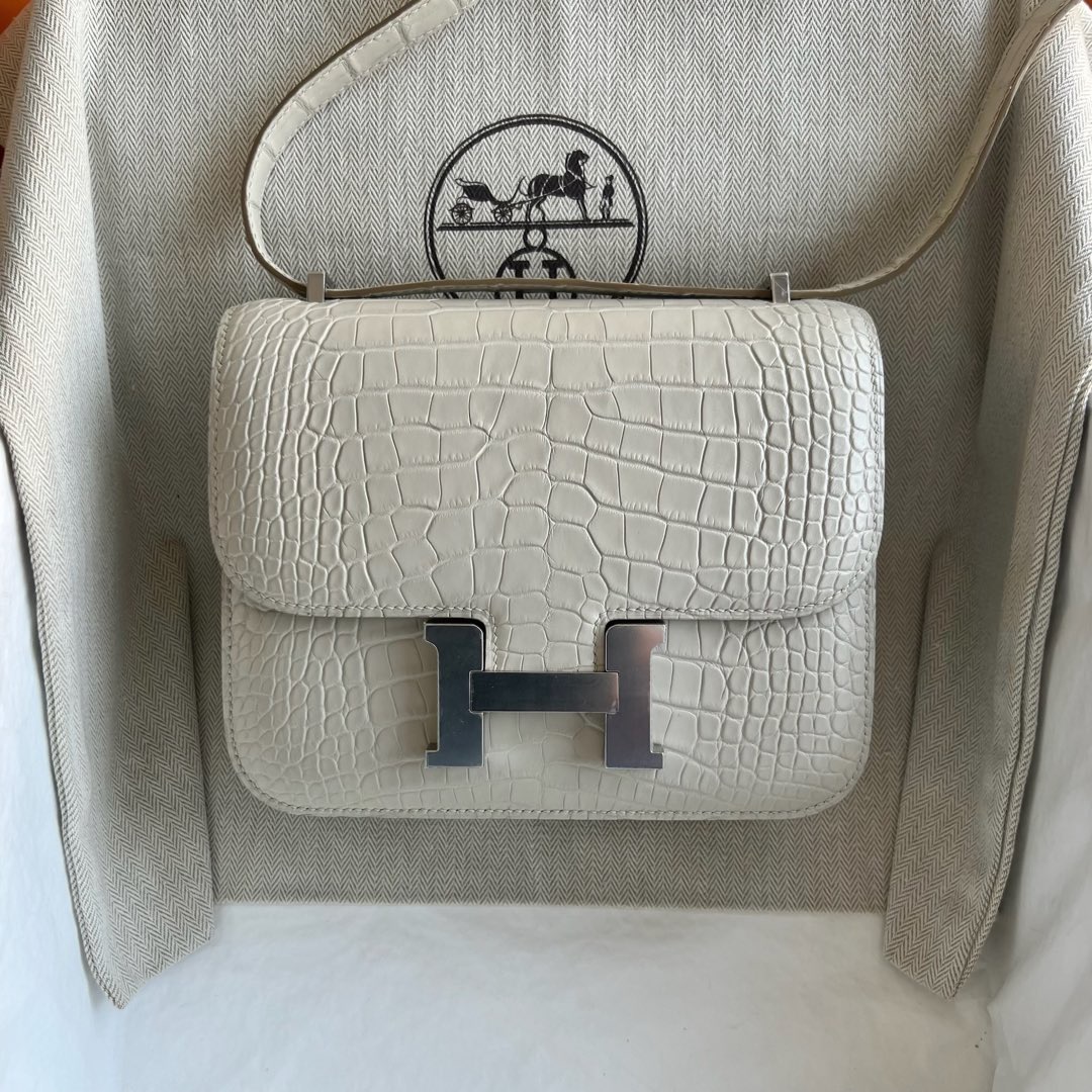 愛馬仕包包專櫃價格 Hermes Constance 18 Beton冰川白霧面“口“方塊美洲鱷魚銀色五金