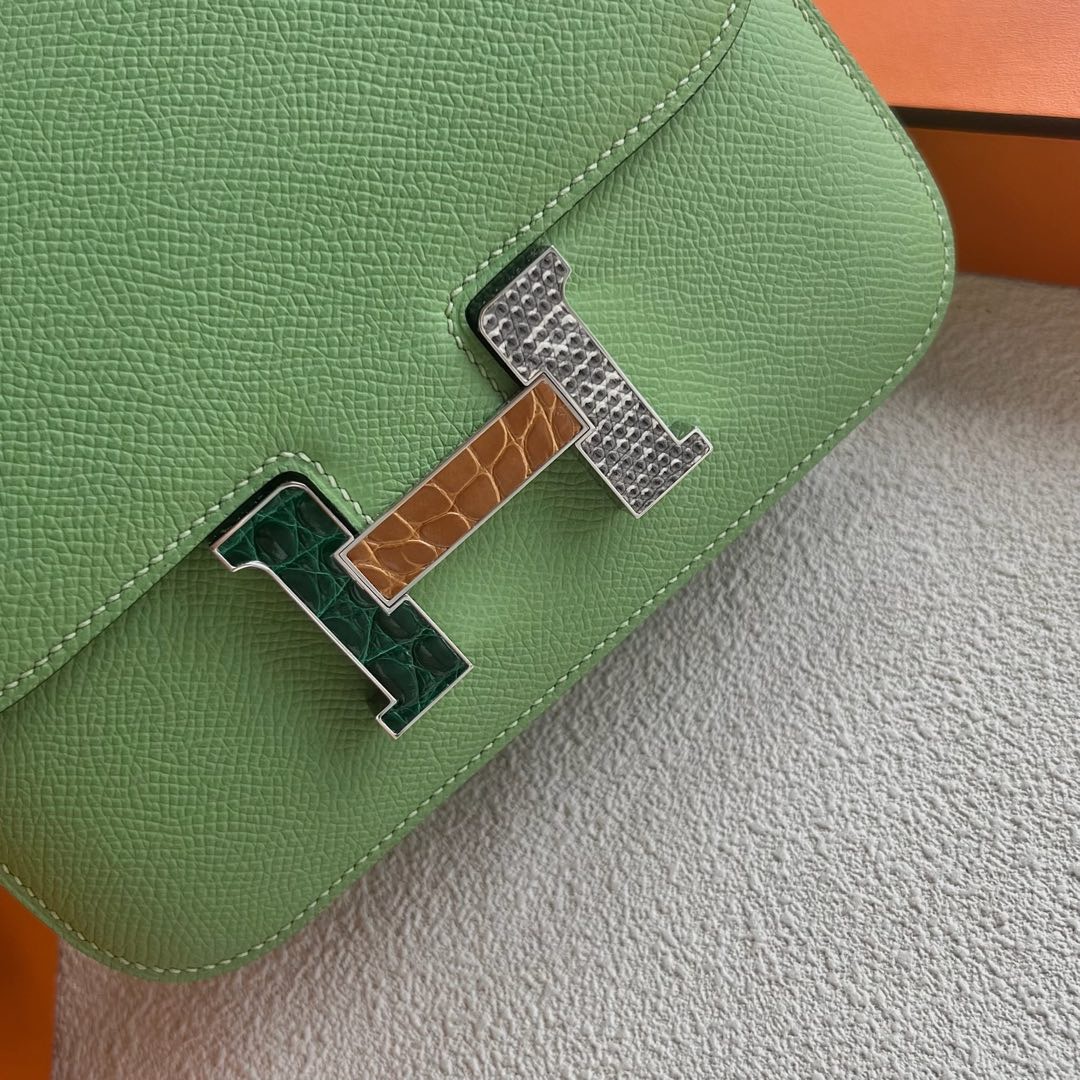 愛馬仕康康包款式圖片 Hermes Constance 18 Epsom Vert Criquet 牛油果绿 Crocodile+蜥蜴扣