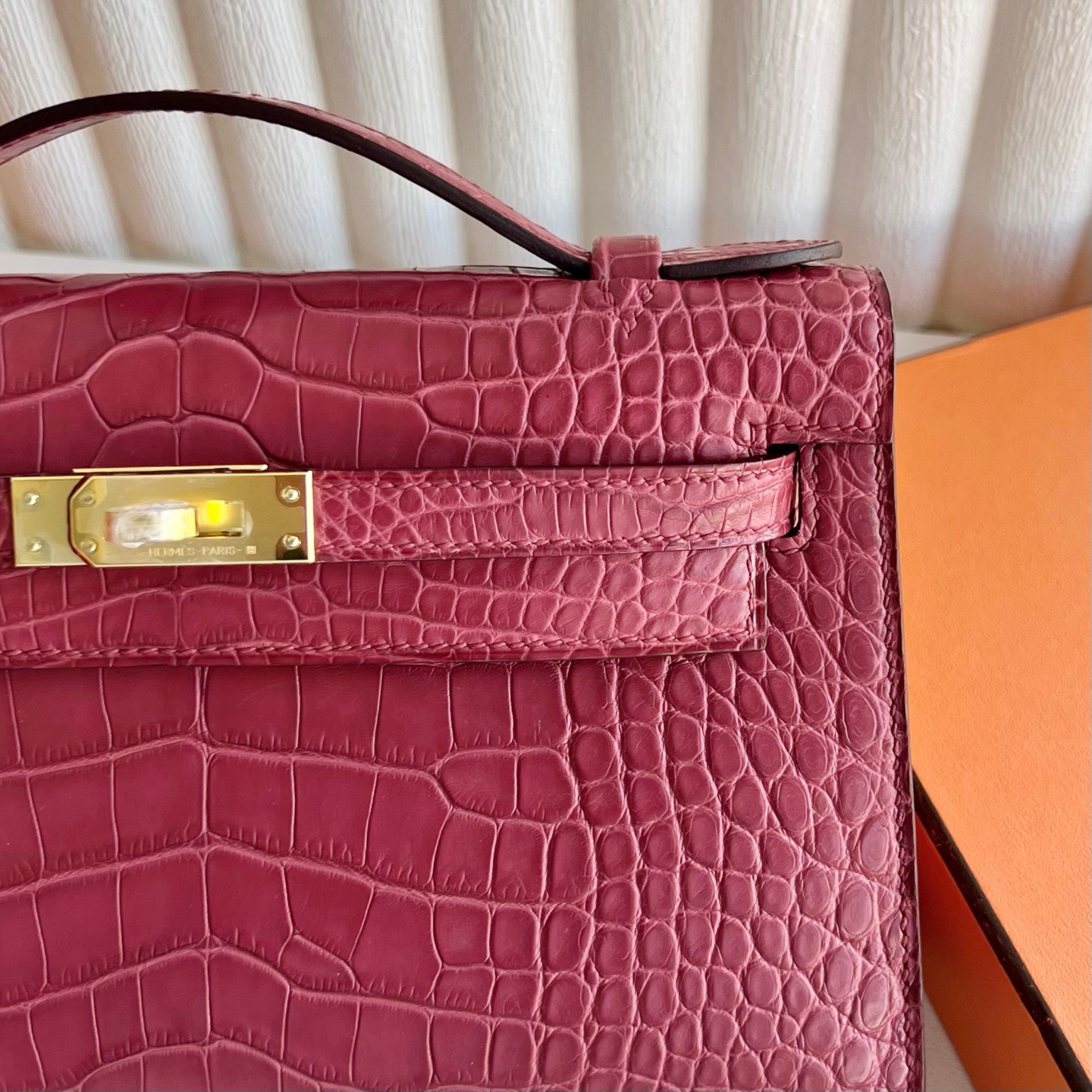愛馬仕凱莉迷你包包澳大利亞價格 Hermes Kelly Pochette 霧面“口“方塊美洲鱷魚G5 Bois de Rose 乾枯玫瑰粉