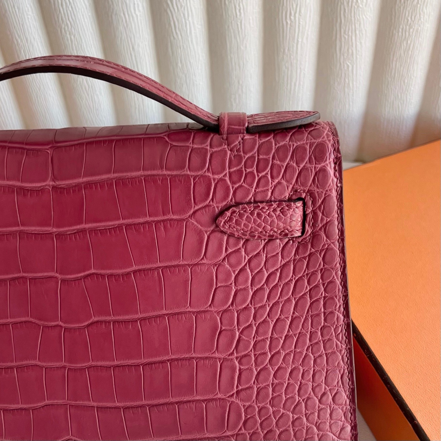 愛馬仕凱莉迷你包包澳大利亞價格 Hermes Kelly Pochette 霧面“口“方塊美洲鱷魚G5 Bois de Rose 乾枯玫瑰粉