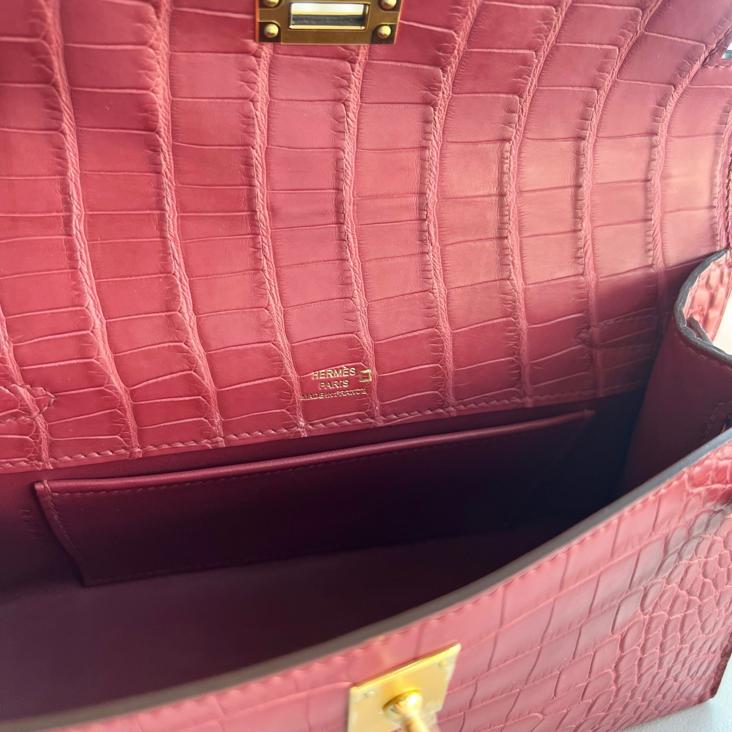 愛馬仕凱莉迷你包包澳大利亞價格 Hermes Kelly Pochette 霧面“口“方塊美洲鱷魚G5 Bois de Rose 乾枯玫瑰粉