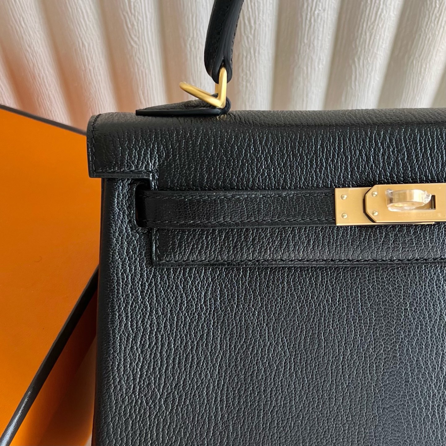 愛馬仕凱莉女包標誌在哪 Hermes Kelly Retourne 25 山羊皮黑色內拼 Rose Sakura新粉色 磨砂金扣-Qatar Kuwait Hermes Birkin Kelly Lindy bag 愛馬仕凱莉女包標誌在哪 Hermes Kelly Retourne 25 山羊皮黑色內拼 Rose Sakura新粉色 磨砂金扣