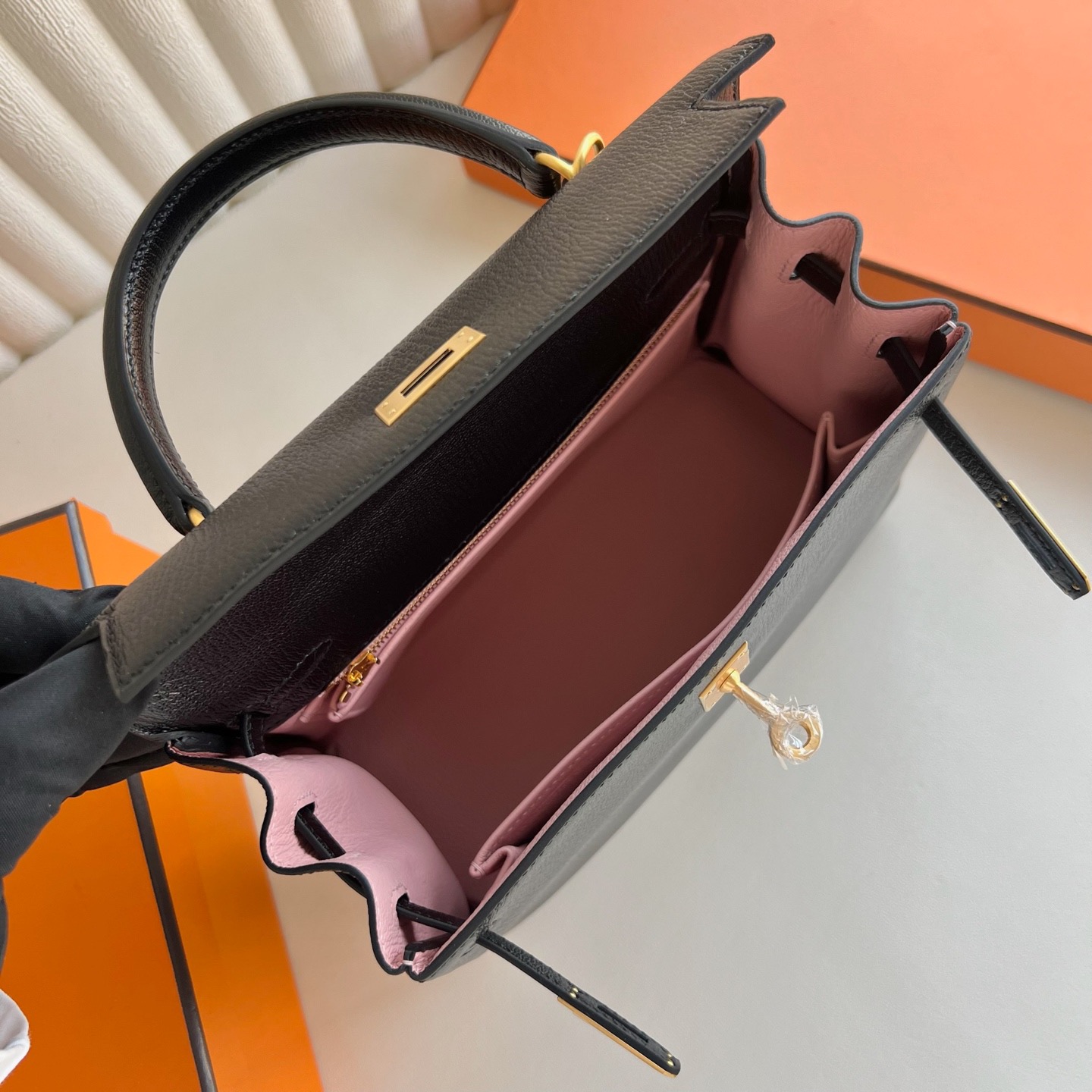愛馬仕凱莉女包標誌在哪 Hermes Kelly Retourne 25 山羊皮黑色內拼 Rose Sakura新粉色 磨砂金扣-Qatar Kuwait Hermes Birkin Kelly Lindy bag 愛馬仕凱莉女包標誌在哪 Hermes Kelly Retourne 25 山羊皮黑色內拼 Rose Sakura新粉色 磨砂金扣