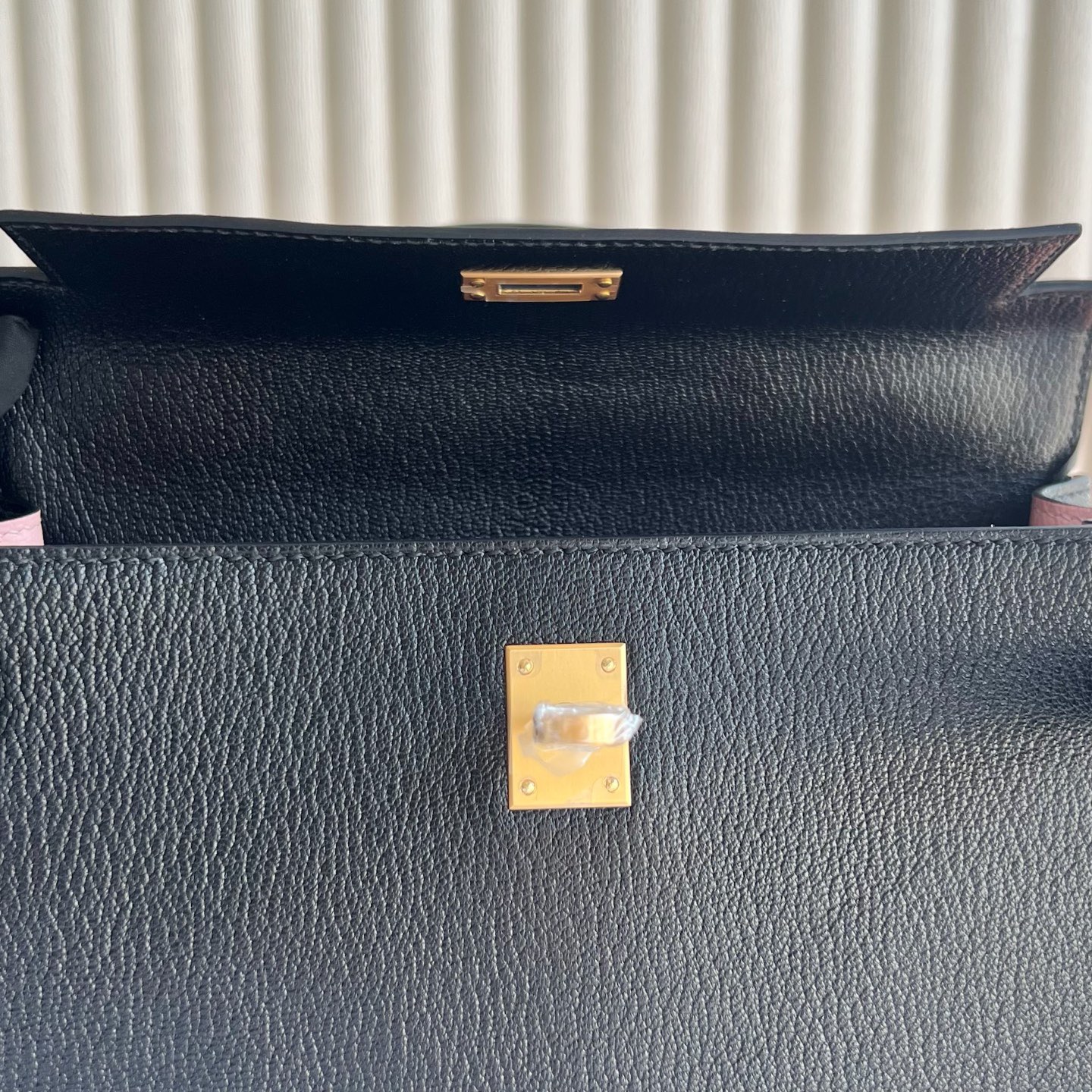 愛馬仕凱莉女包標誌在哪 Hermes Kelly Retourne 25 山羊皮黑色內拼 Rose Sakura新粉色 磨砂金扣-Qatar Kuwait Hermes Birkin Kelly Lindy bag 愛馬仕凱莉女包標誌在哪 Hermes Kelly Retourne 25 山羊皮黑色內拼 Rose Sakura新粉色 磨砂金扣