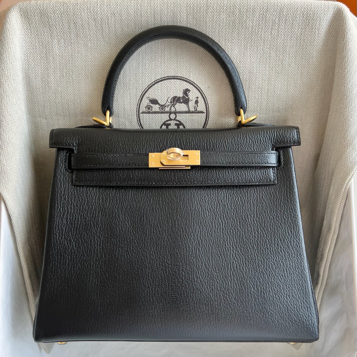 愛馬仕凱莉女包標誌在哪 Hermes Kelly Retourne 25 山羊皮黑色內拼 Rose Sakura新粉色 磨砂金扣-Qatar Kuwait Hermes Birkin Kelly Lindy bag 愛馬仕凱莉女包標誌在哪 Hermes Kelly Retourne 25 山羊皮黑色內拼 Rose Sakura新粉色 磨砂金扣