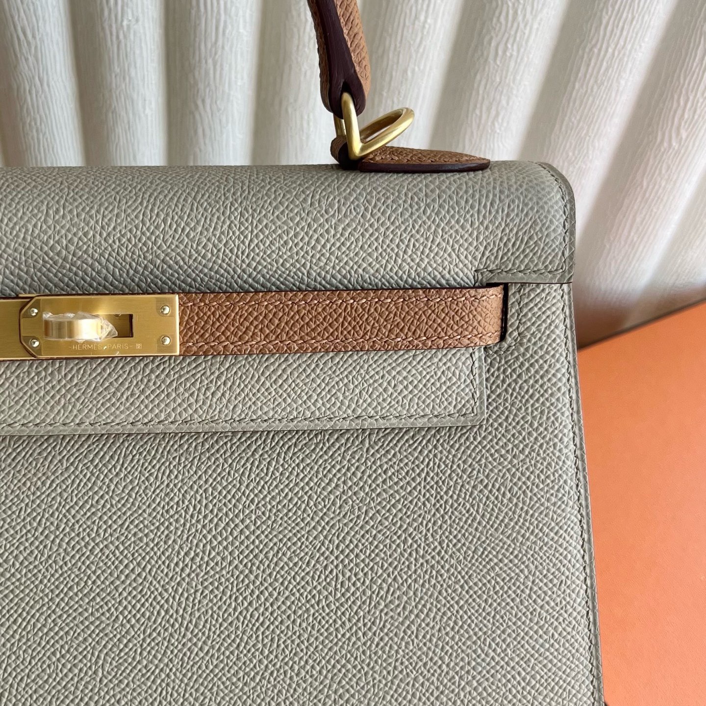 愛馬仕凱莉包細節圖 Hermes Kelly Sellier 25 Epsom Trench風衣灰/ Gold金棕色 磨砂金扣-Qatar Kuwait Hermes Birkin Kelly Lindy bag 愛馬仕凱莉包細節圖 Hermes Kelly Sellier 25 Epsom Trench風衣灰/ Gold金棕色 磨砂金扣
