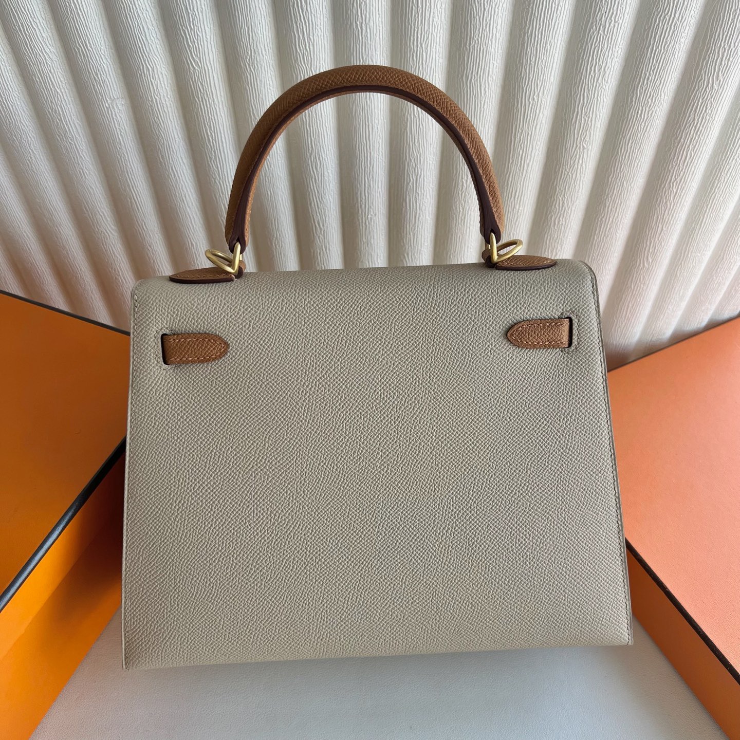 愛馬仕凱莉包細節圖 Hermes Kelly Sellier 25 Epsom Trench風衣灰/ Gold金棕色 磨砂金扣-Qatar Kuwait Hermes Birkin Kelly Lindy bag 愛馬仕凱莉包細節圖 Hermes Kelly Sellier 25 Epsom Trench風衣灰/ Gold金棕色 磨砂金扣