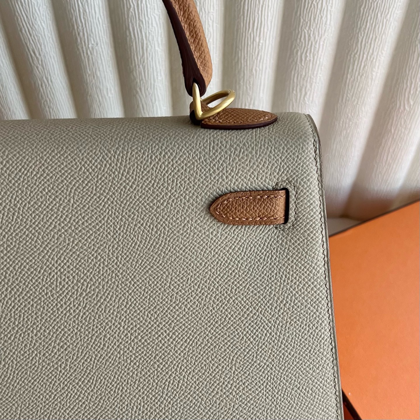 愛馬仕凱莉包細節圖 Hermes Kelly Sellier 25 Epsom Trench風衣灰/ Gold金棕色 磨砂金扣-Qatar Kuwait Hermes Birkin Kelly Lindy bag 愛馬仕凱莉包細節圖 Hermes Kelly Sellier 25 Epsom Trench風衣灰/ Gold金棕色 磨砂金扣