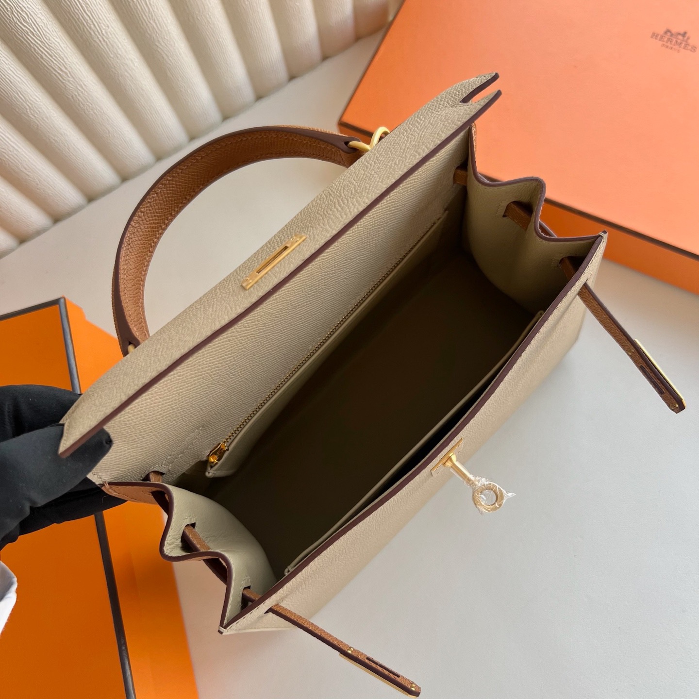 愛馬仕凱莉包細節圖 Hermes Kelly Sellier 25 Epsom Trench風衣灰/ Gold金棕色 磨砂金扣-Qatar Kuwait Hermes Birkin Kelly Lindy bag 愛馬仕凱莉包細節圖 Hermes Kelly Sellier 25 Epsom Trench風衣灰/ Gold金棕色 磨砂金扣