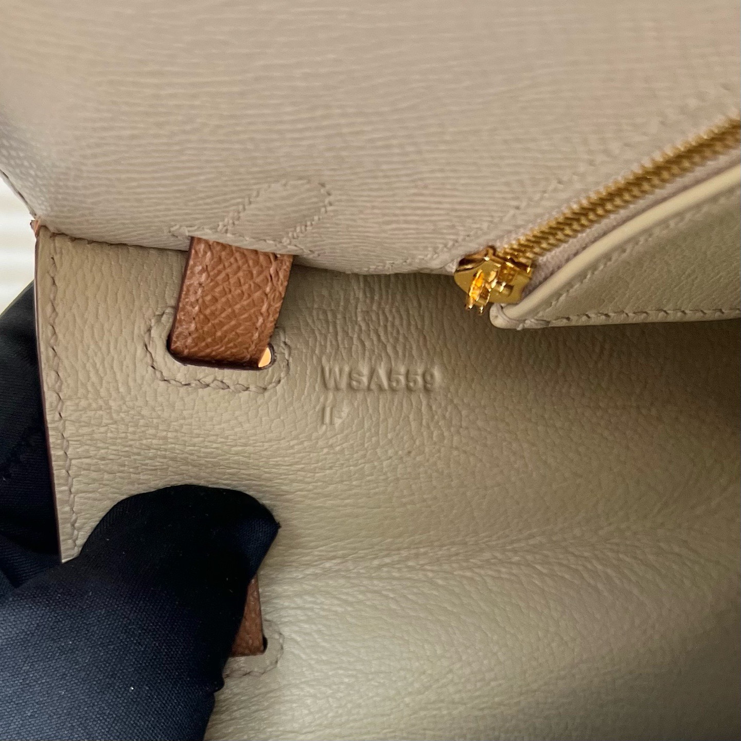 愛馬仕凱莉包細節圖 Hermes Kelly Sellier 25 Epsom Trench風衣灰/ Gold金棕色 磨砂金扣-Qatar Kuwait Hermes Birkin Kelly Lindy bag 愛馬仕凱莉包細節圖 Hermes Kelly Sellier 25 Epsom Trench風衣灰/ Gold金棕色 磨砂金扣