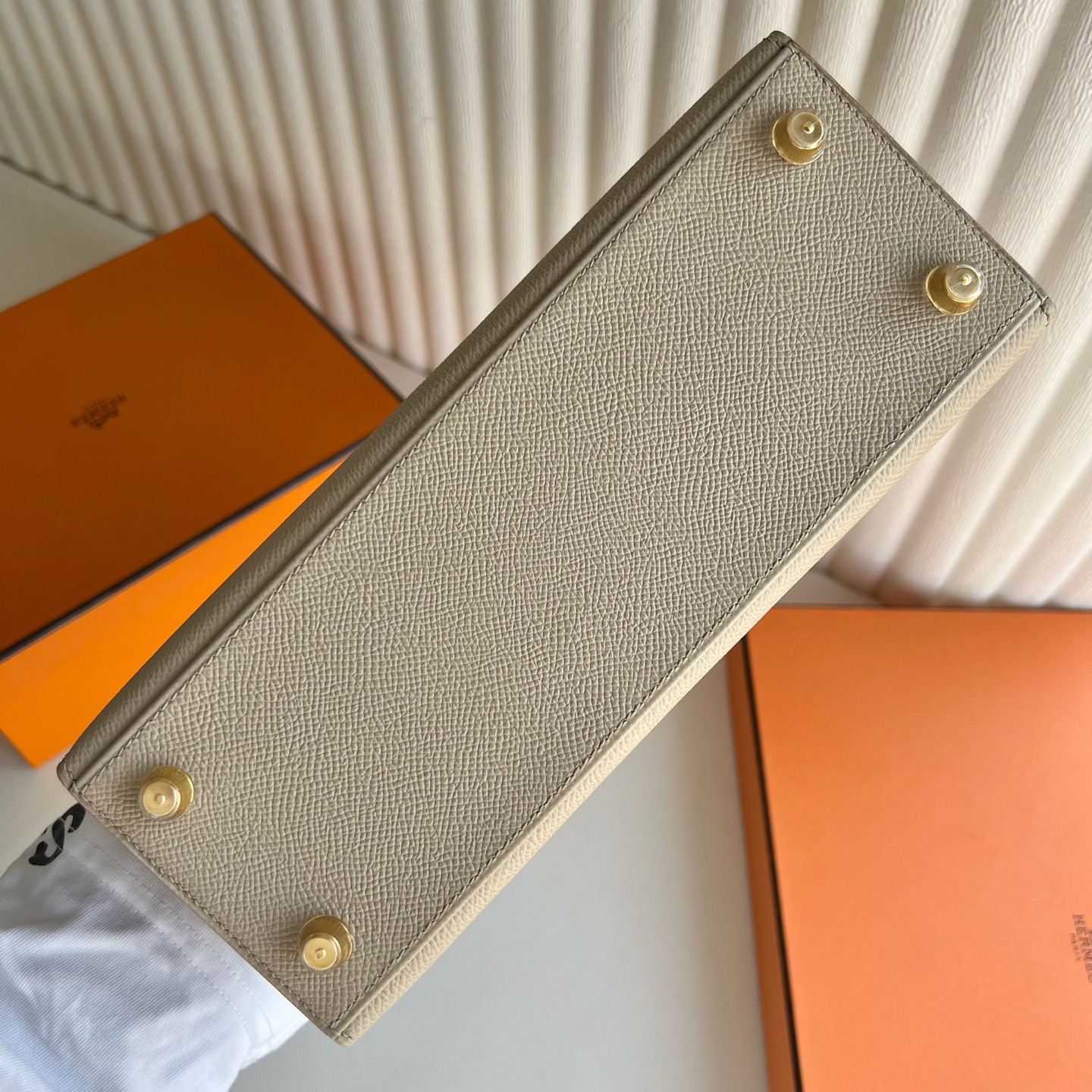 愛馬仕凱莉包細節圖 Hermes Kelly Sellier 25 Epsom Trench風衣灰/ Gold金棕色 磨砂金扣-Qatar Kuwait Hermes Birkin Kelly Lindy bag 愛馬仕凱莉包細節圖 Hermes Kelly Sellier 25 Epsom Trench風衣灰/ Gold金棕色 磨砂金扣