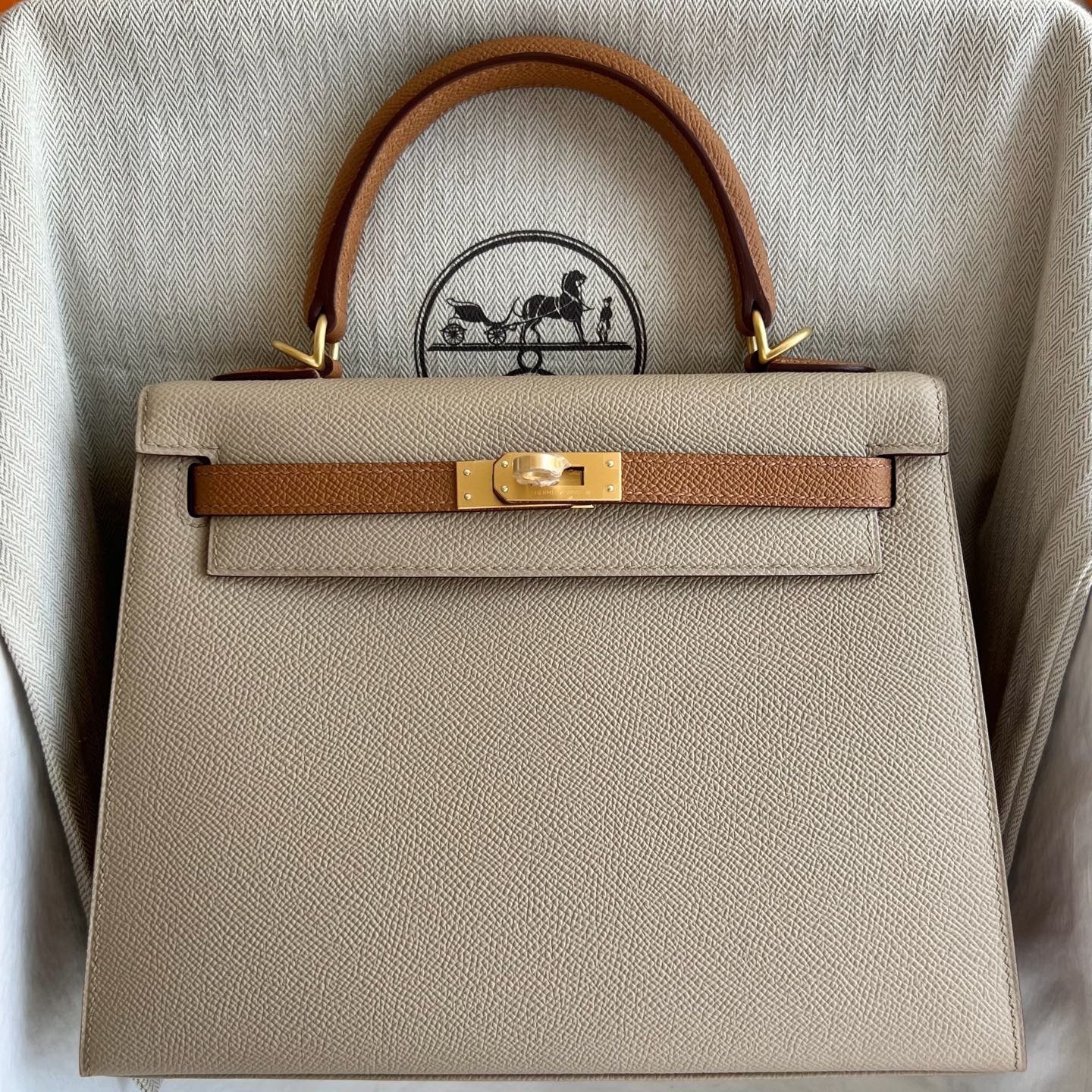 愛馬仕凱莉包細節圖 Hermes Kelly Sellier 25 Epsom Trench風衣灰/ Gold金棕色 磨砂金扣-Qatar Kuwait Hermes Birkin Kelly Lindy bag 愛馬仕凱莉包細節圖 Hermes Kelly Sellier 25 Epsom Trench風衣灰/ Gold金棕色 磨砂金扣
