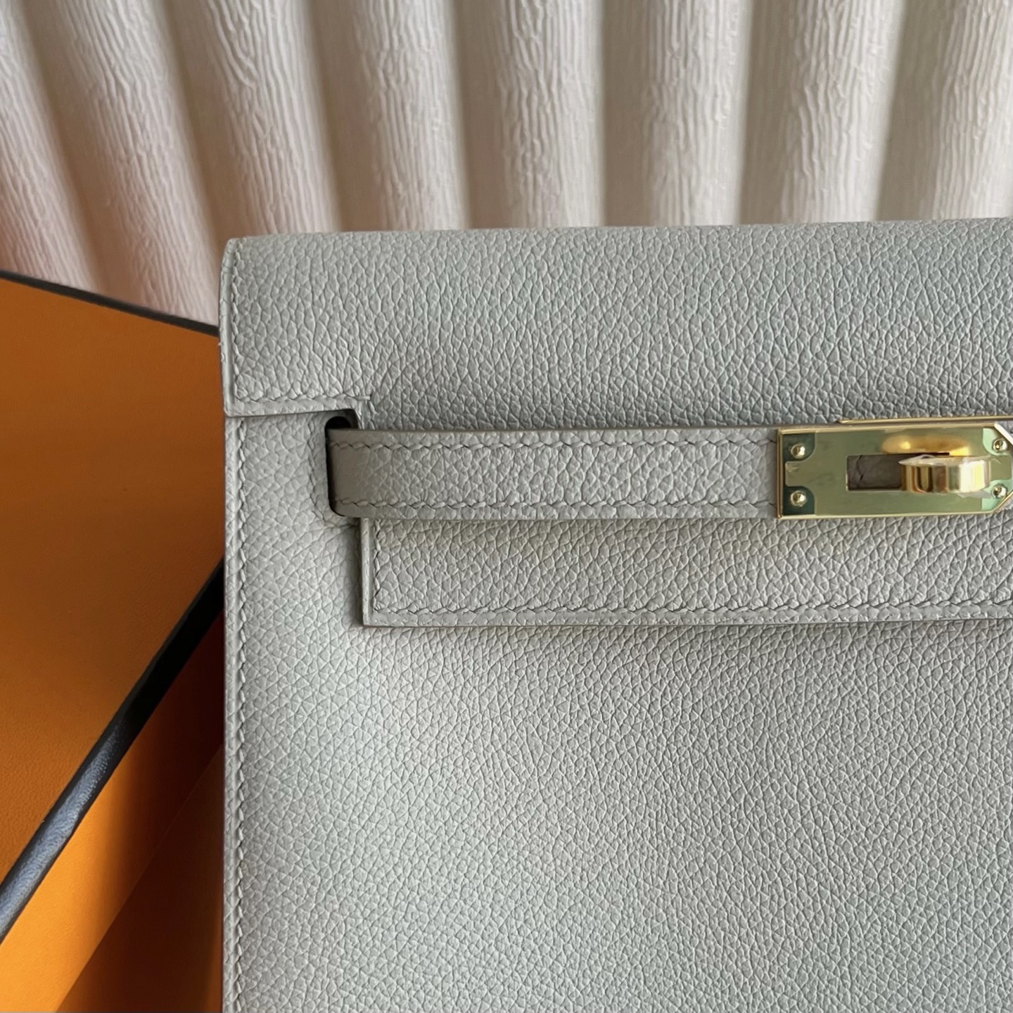 愛馬仕跳舞包2026年刻印 Hermes Kelly Danse Evercolor Beton冰川白/水泥灰金色五金