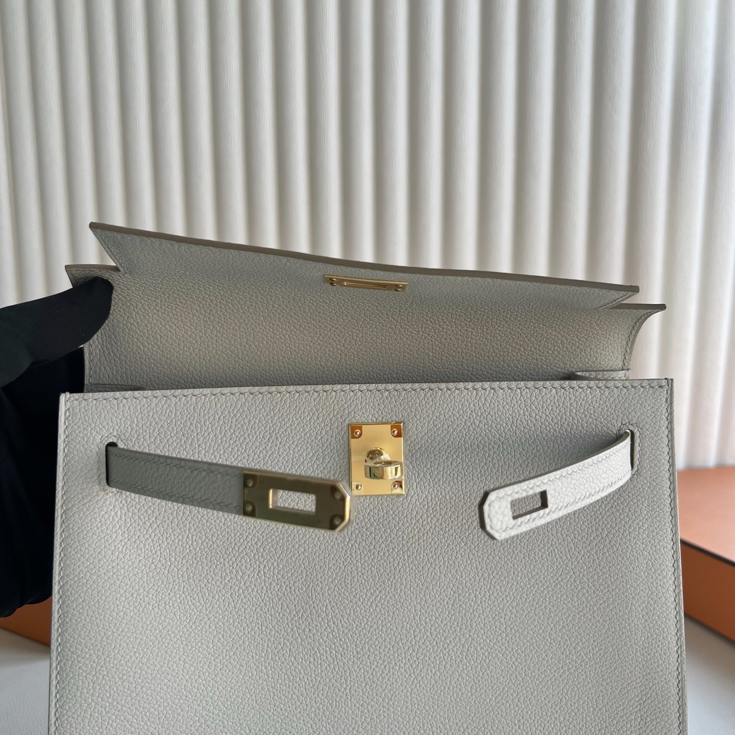 愛馬仕跳舞包2026年刻印 Hermes Kelly Danse Evercolor Beton冰川白/水泥灰金色五金
