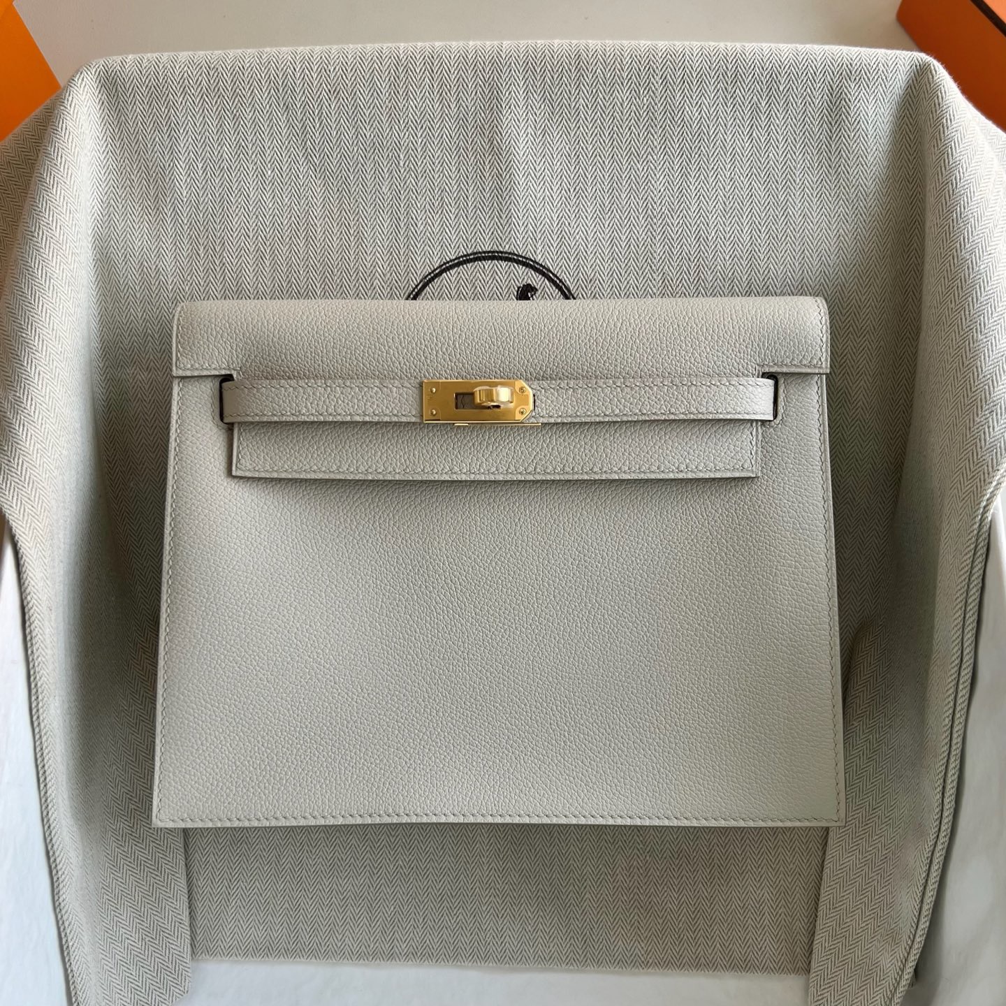 愛馬仕跳舞包2026年刻印 Hermes Kelly Danse Evercolor Beton冰川白/水泥灰金色五金