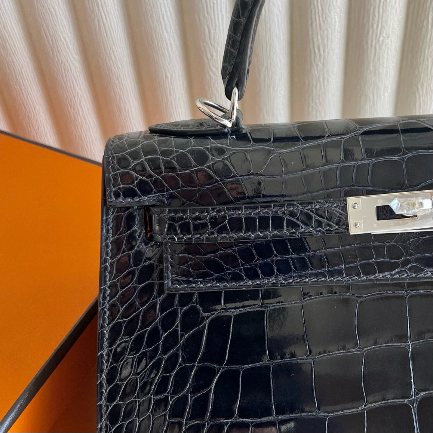 愛馬仕凱莉鱷魚價格香港多少錢 Hermes Kelly 25 Bleu Indigo深海藍 亮面“口“方塊美洲鱷魚皮