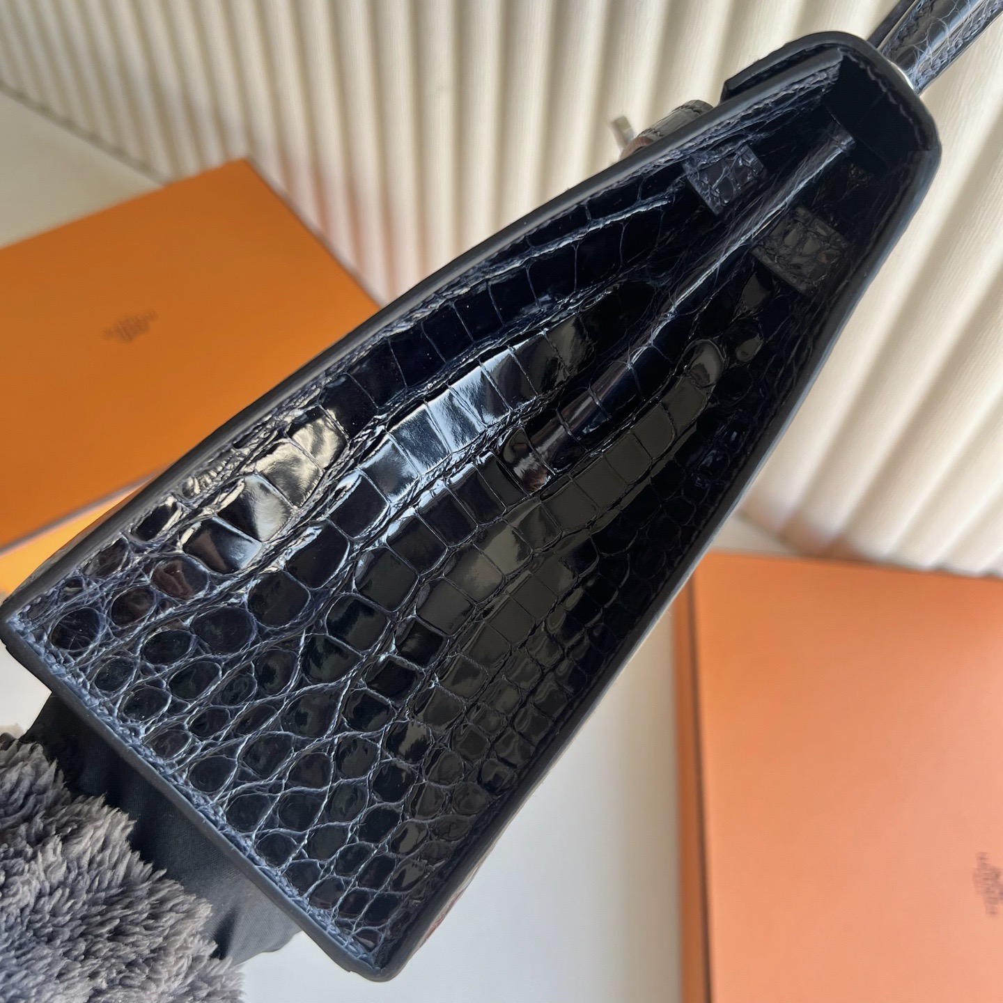 愛馬仕凱莉鱷魚價格香港多少錢 Hermes Kelly 25 Bleu Indigo深海藍 亮面“口“方塊美洲鱷魚皮