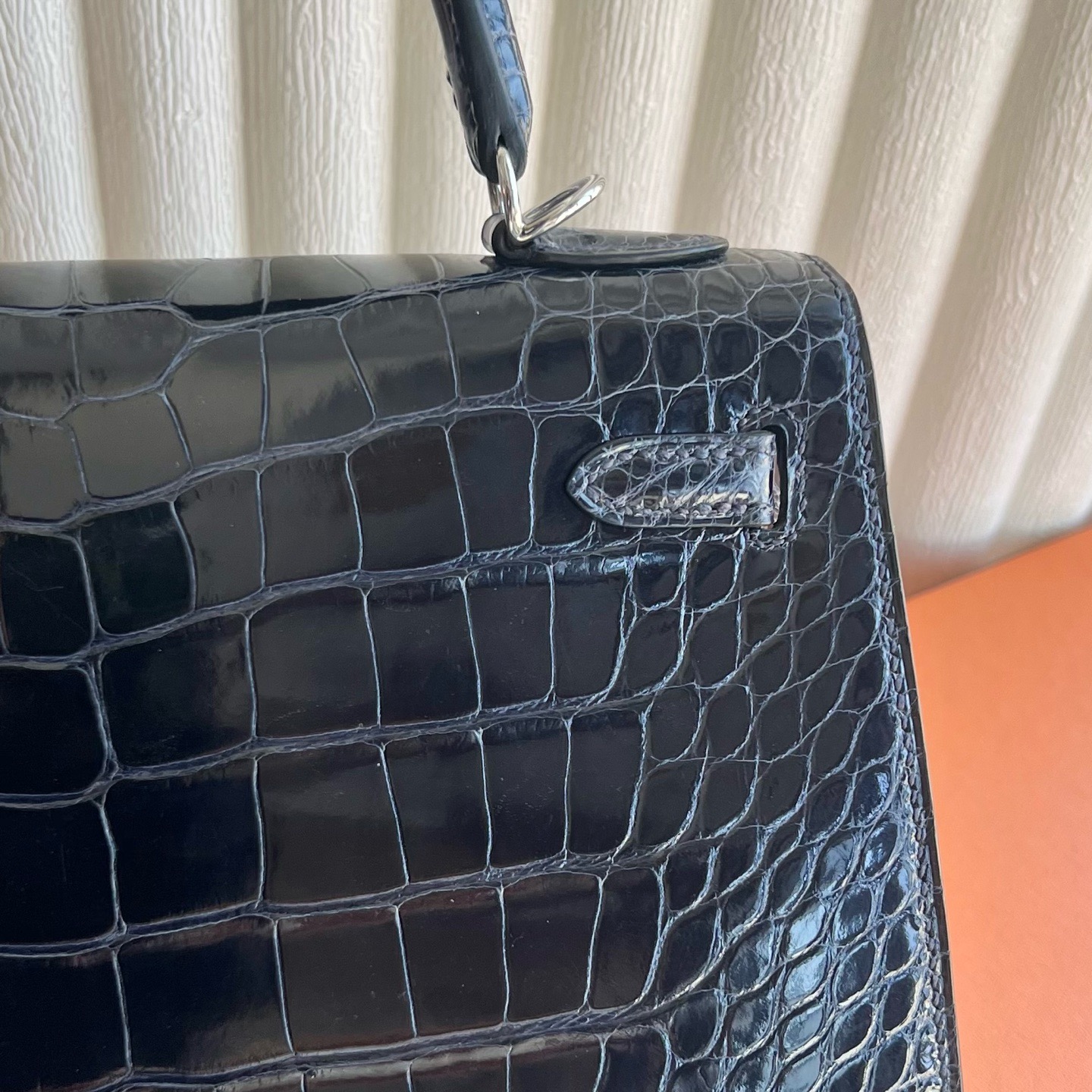 愛馬仕凱莉鱷魚價格香港多少錢 Hermes Kelly 25 Bleu Indigo深海藍 亮面“口“方塊美洲鱷魚皮