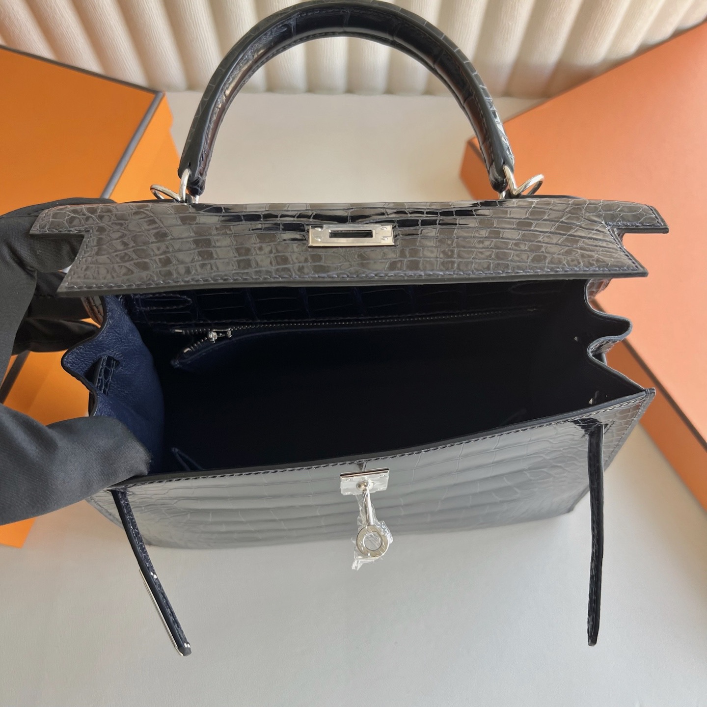 愛馬仕凱莉鱷魚價格香港多少錢 Hermes Kelly 25 Bleu Indigo深海藍 亮面“口“方塊美洲鱷魚皮