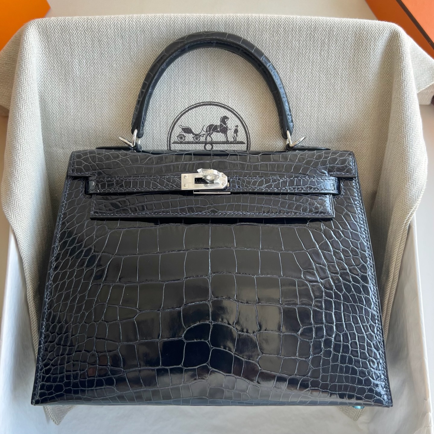 愛馬仕凱莉鱷魚價格香港多少錢 Hermes Kelly 25 Bleu Indigo深海藍 亮面“口“方塊美洲鱷魚皮