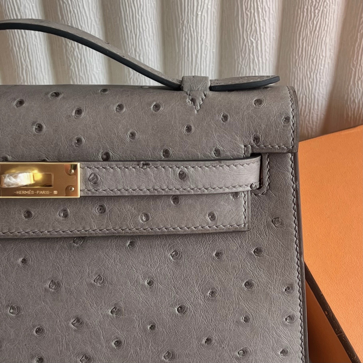 愛馬仕迷你凱莉一代細節圖 Hermes Kelly Pochette 鴕鳥皮 Gris Tourterelle 斑鳩灰