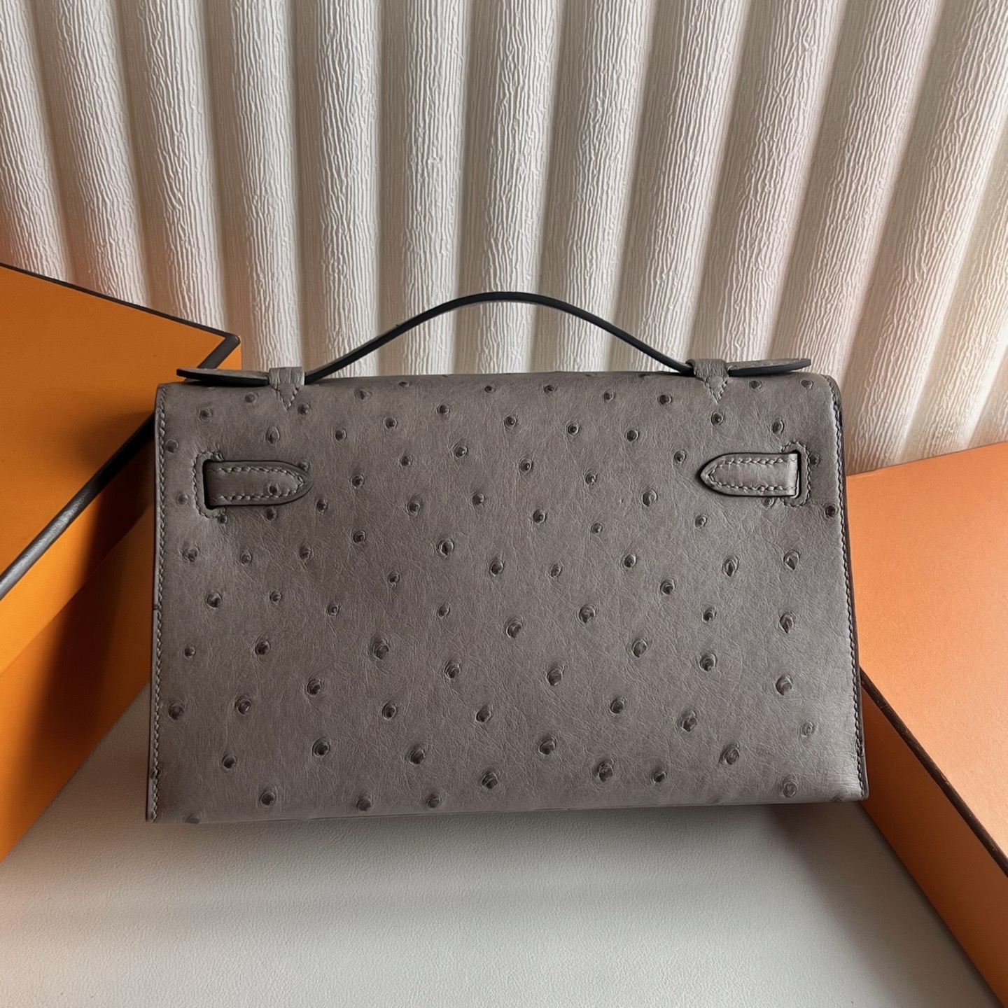 愛馬仕迷你凱莉一代細節圖 Hermes Kelly Pochette 鴕鳥皮 Gris Tourterelle 斑鳩灰