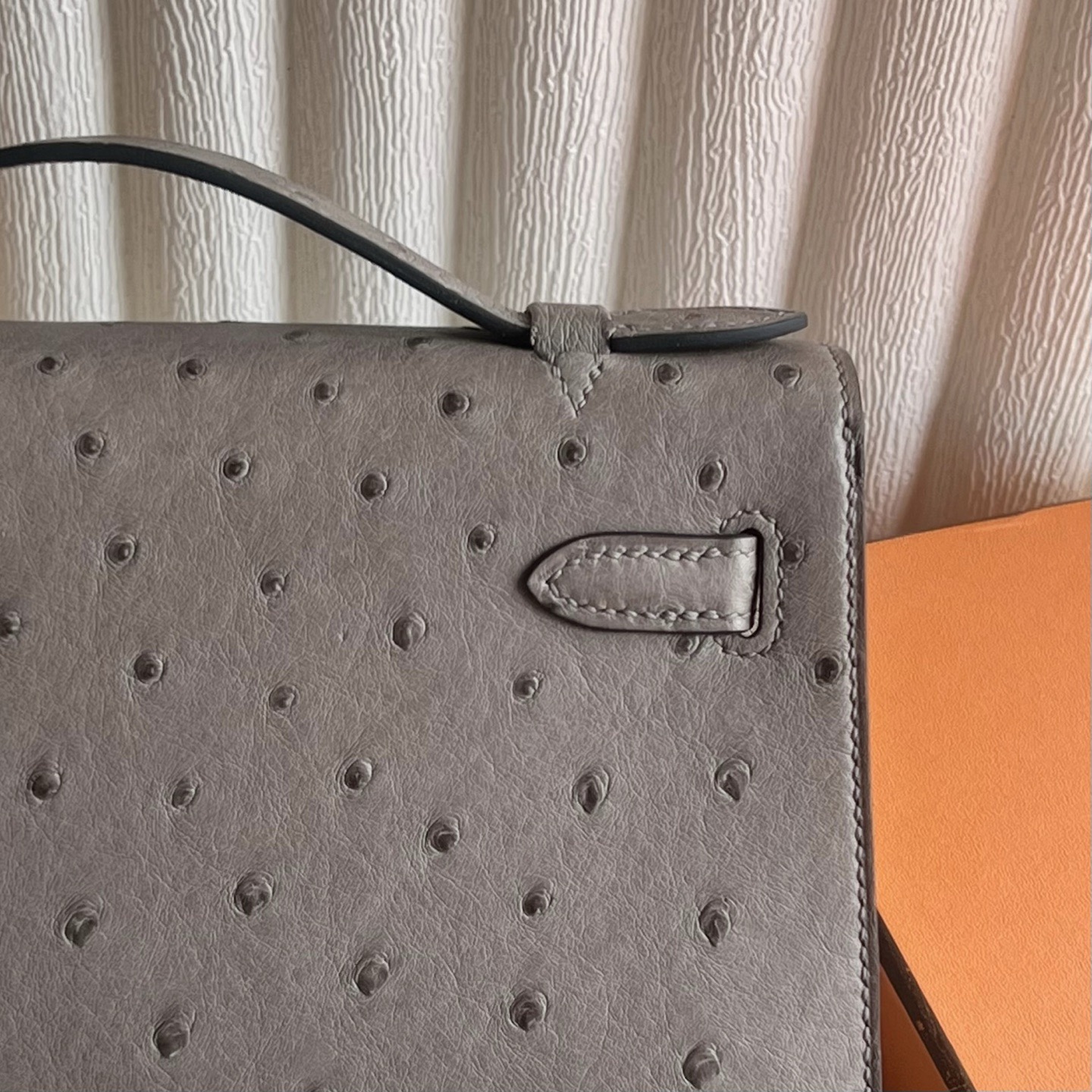 愛馬仕迷你凱莉一代細節圖 Hermes Kelly Pochette 鴕鳥皮 Gris Tourterelle 斑鳩灰