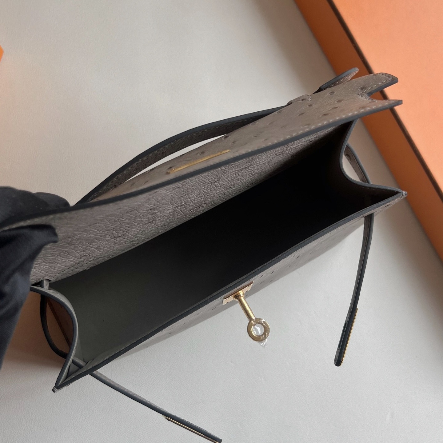 愛馬仕迷你凱莉一代細節圖 Hermes Kelly Pochette 鴕鳥皮 Gris Tourterelle 斑鳩灰