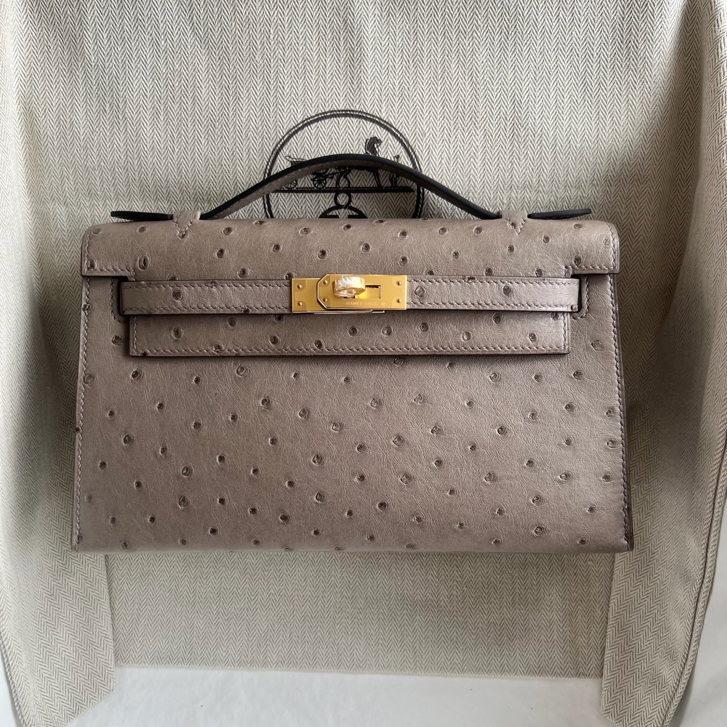 愛馬仕迷你凱莉一代細節圖 Hermes Kelly Pochette 鴕鳥皮 Gris Tourterelle 斑鳩灰