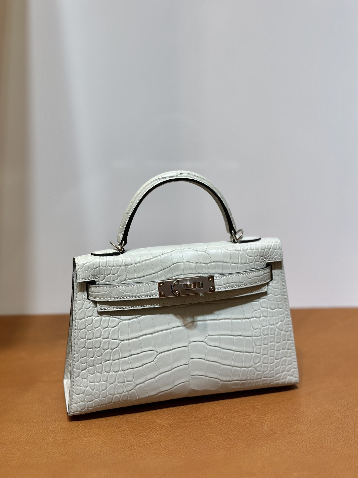 愛馬仕迷你凱莉二代尺寸大小 Hermes Kelly Mini Sellier 霧面“口“方塊美洲鱷魚皮 Gris Neve冰晶灰