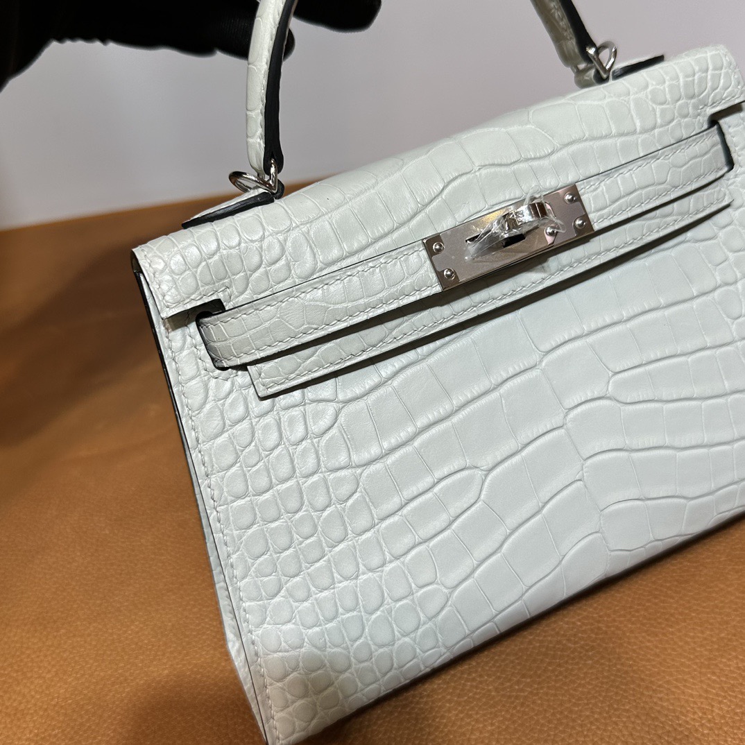 愛馬仕迷你凱莉二代尺寸大小 Hermes Kelly Mini Sellier 霧面“口“方塊美洲鱷魚皮 Gris Neve冰晶灰