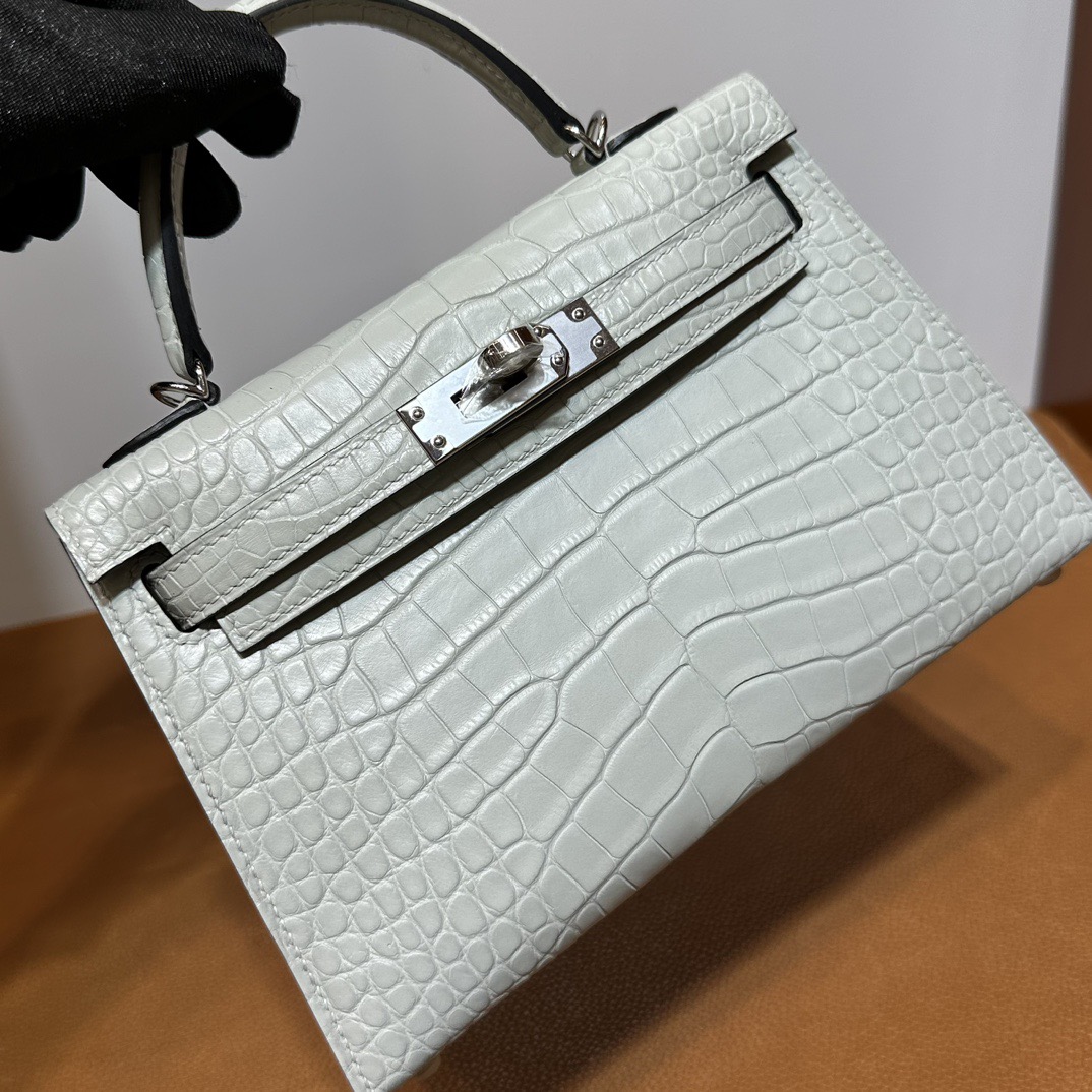 愛馬仕迷你凱莉二代尺寸大小 Hermes Kelly Mini Sellier 霧面“口“方塊美洲鱷魚皮 Gris Neve冰晶灰