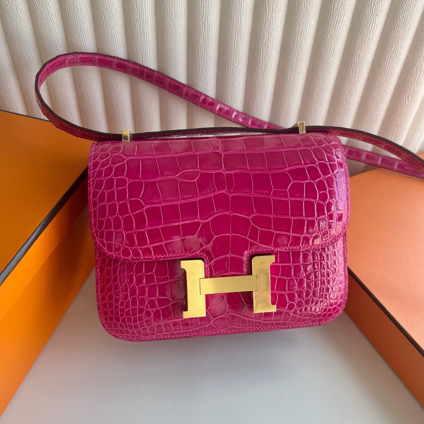 愛馬仕康康包中國售價多少錢 Hermes Constance 18 Shiny Alligator Crocodile Fuchsia Pink 桃紅色