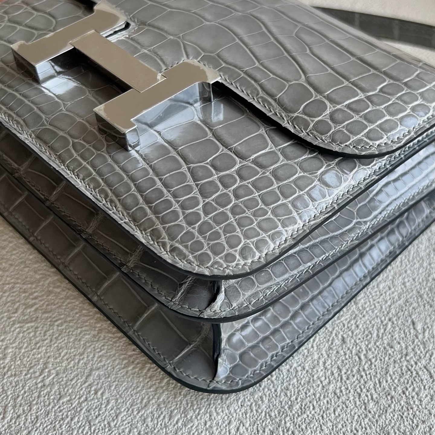 愛馬仕康康包臺灣價格多少錢 Hermes Constance 19 Shiny Alligator Crocodile Gris Neve 冰晶灰