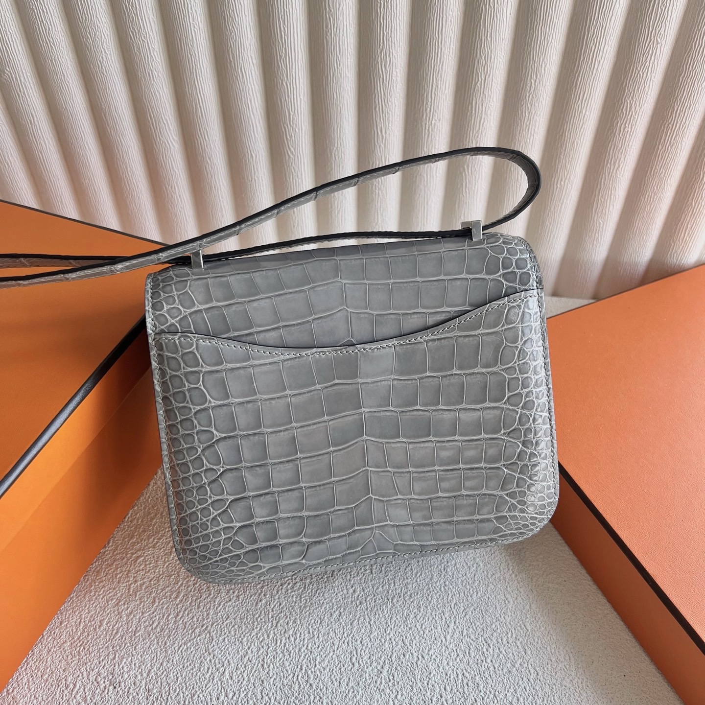 愛馬仕康康包臺灣價格多少錢 Hermes Constance 19 Shiny Alligator Crocodile Gris Neve 冰晶灰