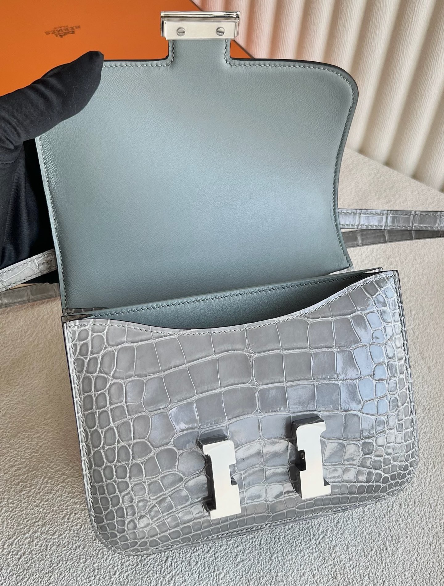 愛馬仕康康包臺灣價格多少錢 Hermes Constance 19 Shiny Alligator Crocodile Gris Neve 冰晶灰