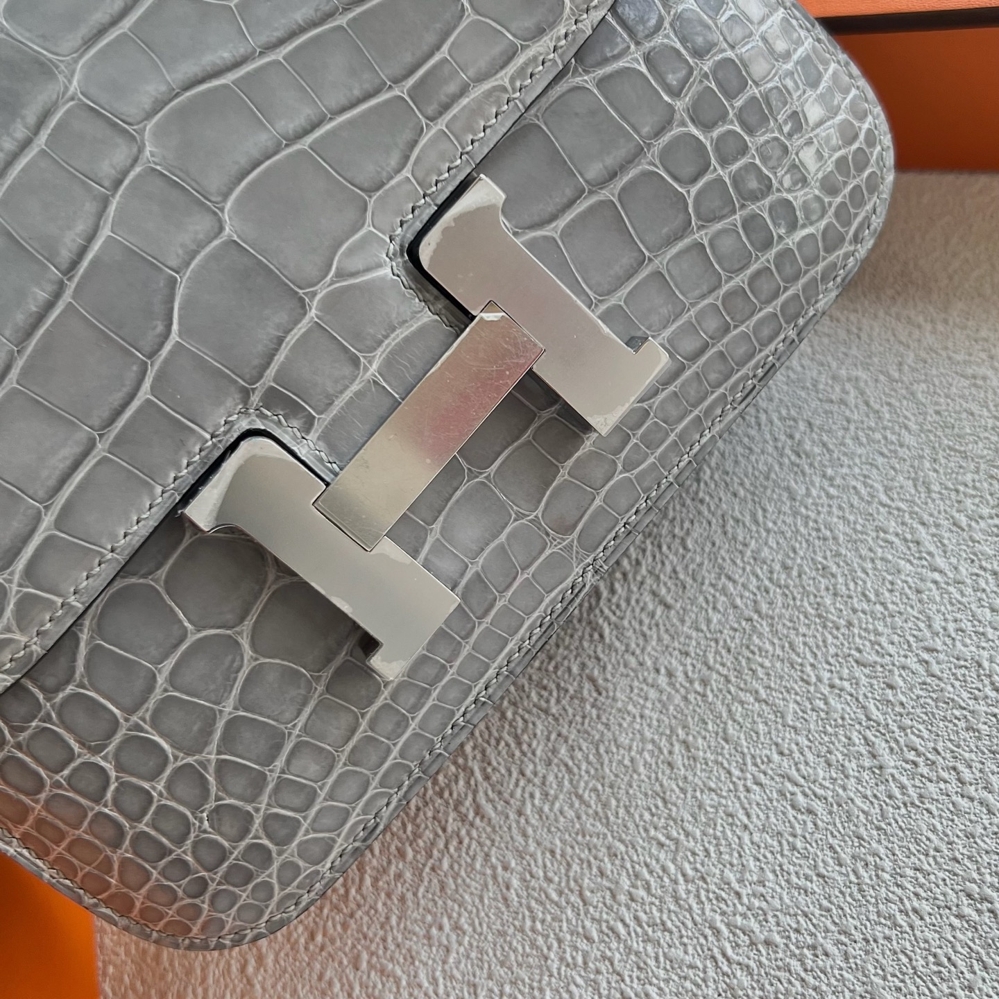 愛馬仕康康包臺灣價格多少錢 Hermes Constance 19 Shiny Alligator Crocodile Gris Neve 冰晶灰